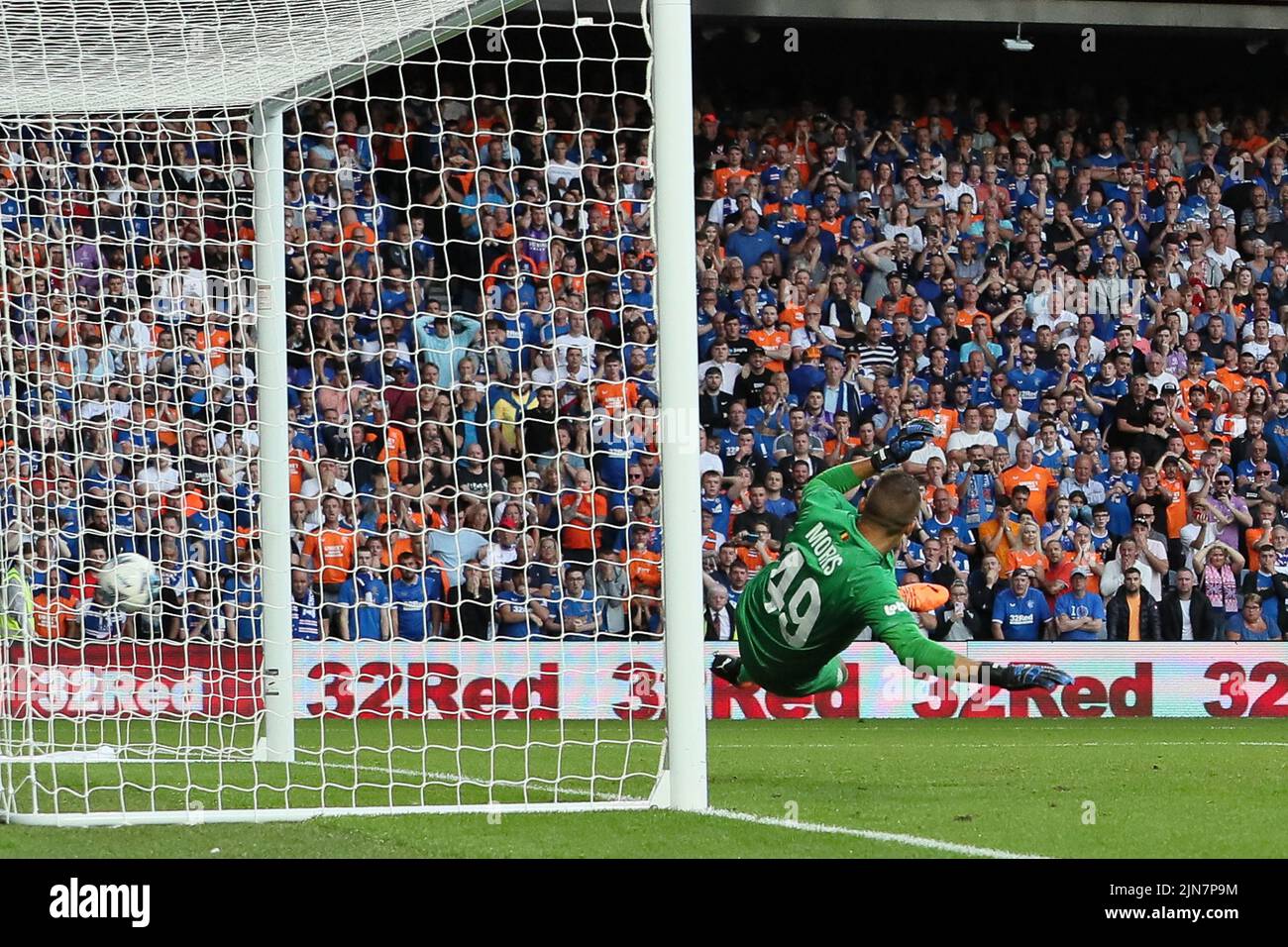 Glasgow, Royaume-Uni. 09th août 2022. Les Rangers accueillent l'Union Saint-Gilloise (USG) dans la deuxième partie de la Ligue des champions le mardi 9 août à Ibrox, leur stade d'origine - le perdant de la cravate va aller dans la scène de groupe de l'Europa League. Au premier tour, les Rangers ont perdu 2 à 0 avec des buts de Teddy Teuma et de Danta Vanzeir. Photo du ballon entrant dans le filet USG de la grenaille de Tavernier. Crédit : Findlay/Alay Live News Banque D'Images