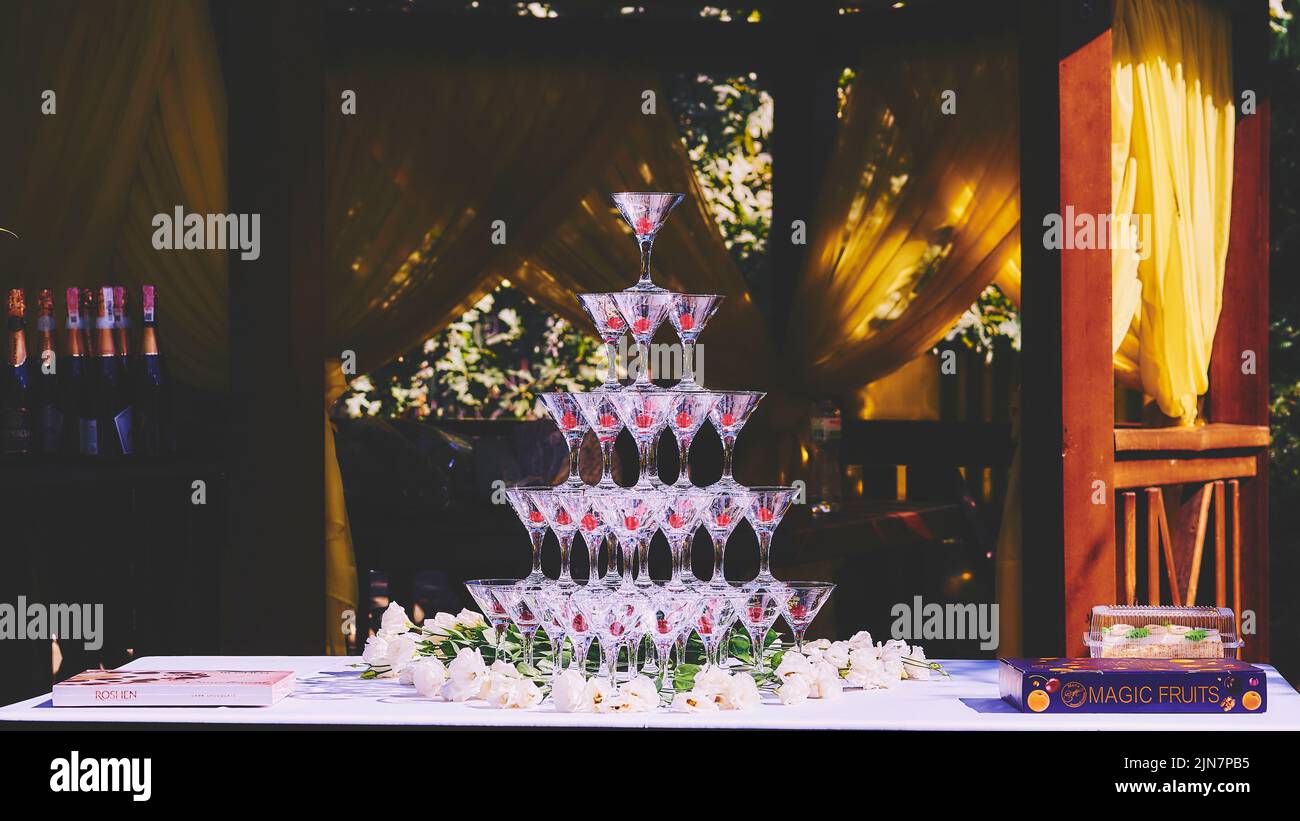Une coupe de cocktail à l'occasion d'un anniversaire de mariage à table sous forme de buffet Banque D'Images