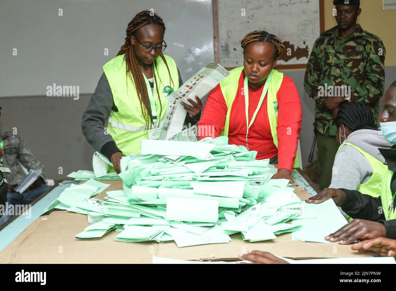 Nakuru, Kenya. 09th août 2022. Les responsables électoraux organisent des bulletins de vote à compter au centre de vote de la Nakuru Boys High School lors de l'élection générale du Kenya. Les Kenyans sont allés au scrutin aujourd'hui, 09 août 2022 pour choisir un président et des membres des parlements nationaux et locaux. (Photo de James Wakibia/SOPA Images/Sipa USA) crédit: SIPA USA/Alay Live News Banque D'Images