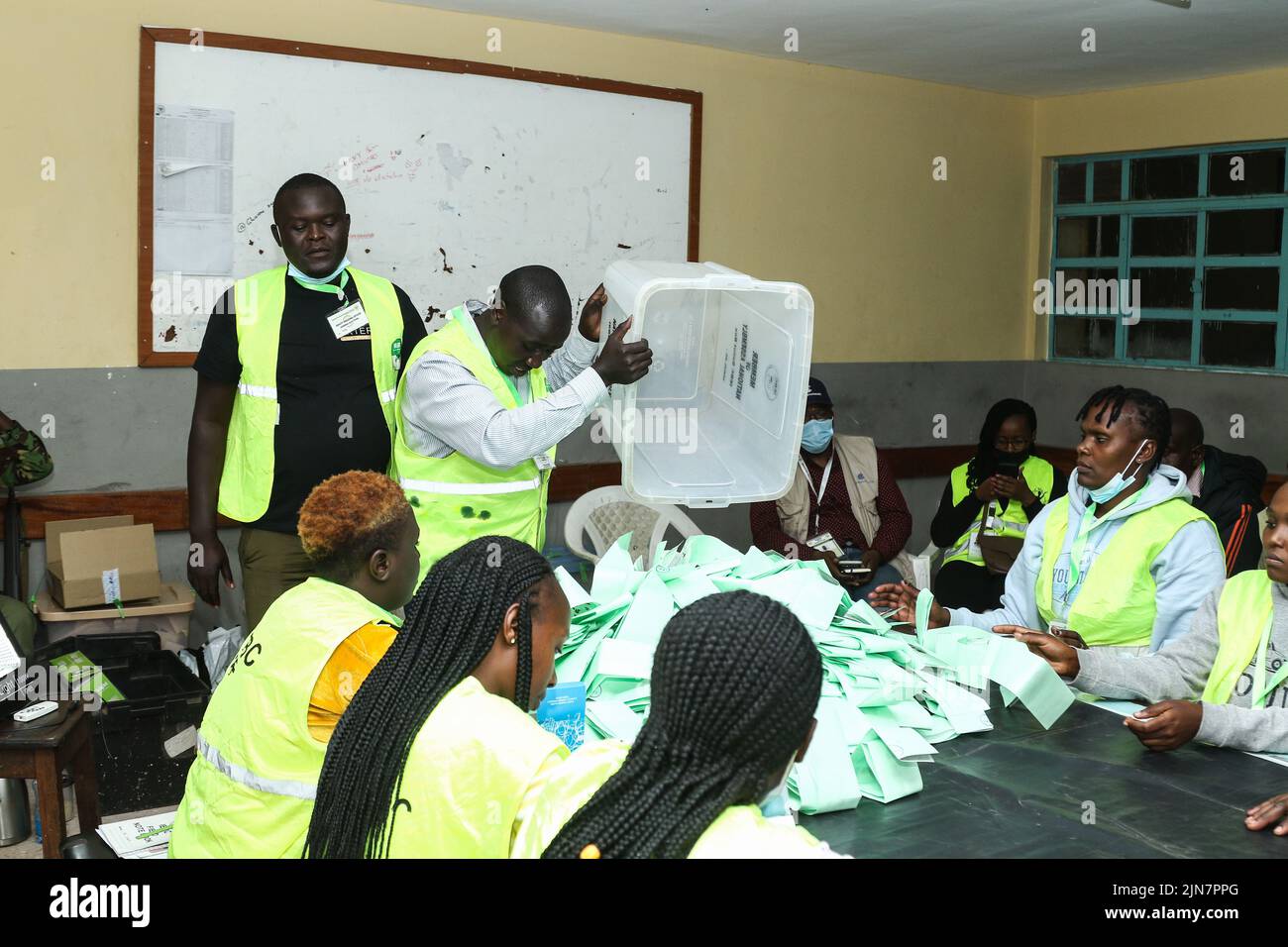 Nakuru, Kenya. 09th août 2022. Un responsable électoral vide les bulletins de vote devant être comptés au centre de vote de la Nakuru Boys High School pendant l'élection générale du Kenya. Les Kenyans sont allés au scrutin aujourd'hui, 09 août 2022 pour choisir un président et des membres des parlements nationaux et locaux. (Photo de James Wakibia/SOPA Images/Sipa USA) crédit: SIPA USA/Alay Live News Banque D'Images