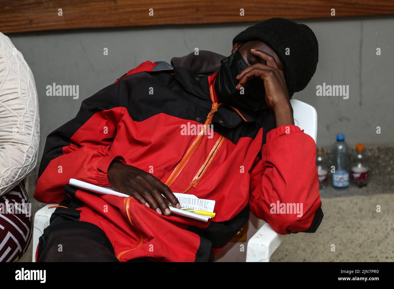 Nakuru, Kenya. 09th août 2022. Un observateur de parti politique est surchargé par le sommeil pendant le dépouillement des bulletins de vote à la station de vote de l'école secondaire de Nakuru Boys. Les Kenyans sont allés au scrutin aujourd'hui, 09 août 2022 pour choisir un président et des membres des parlements nationaux et locaux. (Photo de James Wakibia/SOPA Images/Sipa USA) crédit: SIPA USA/Alay Live News Banque D'Images