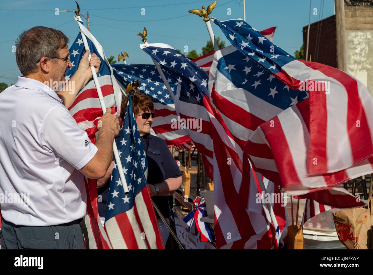 Hutchinson, Kansas - les gens décorent le flotteur de la bande municipale de Hutchinson pour la « parade des patriotes » annuelle de 4 juillet dans le Kansas rural. Banque D'Images