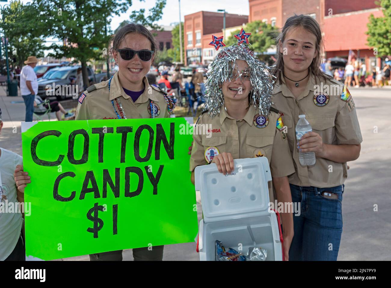 Hutchinson, Kansas - les scouts vendent des bonbons en coton lors de la « Parade patriotes » annuelle de 4 juillet dans le Kansas rural. Banque D'Images