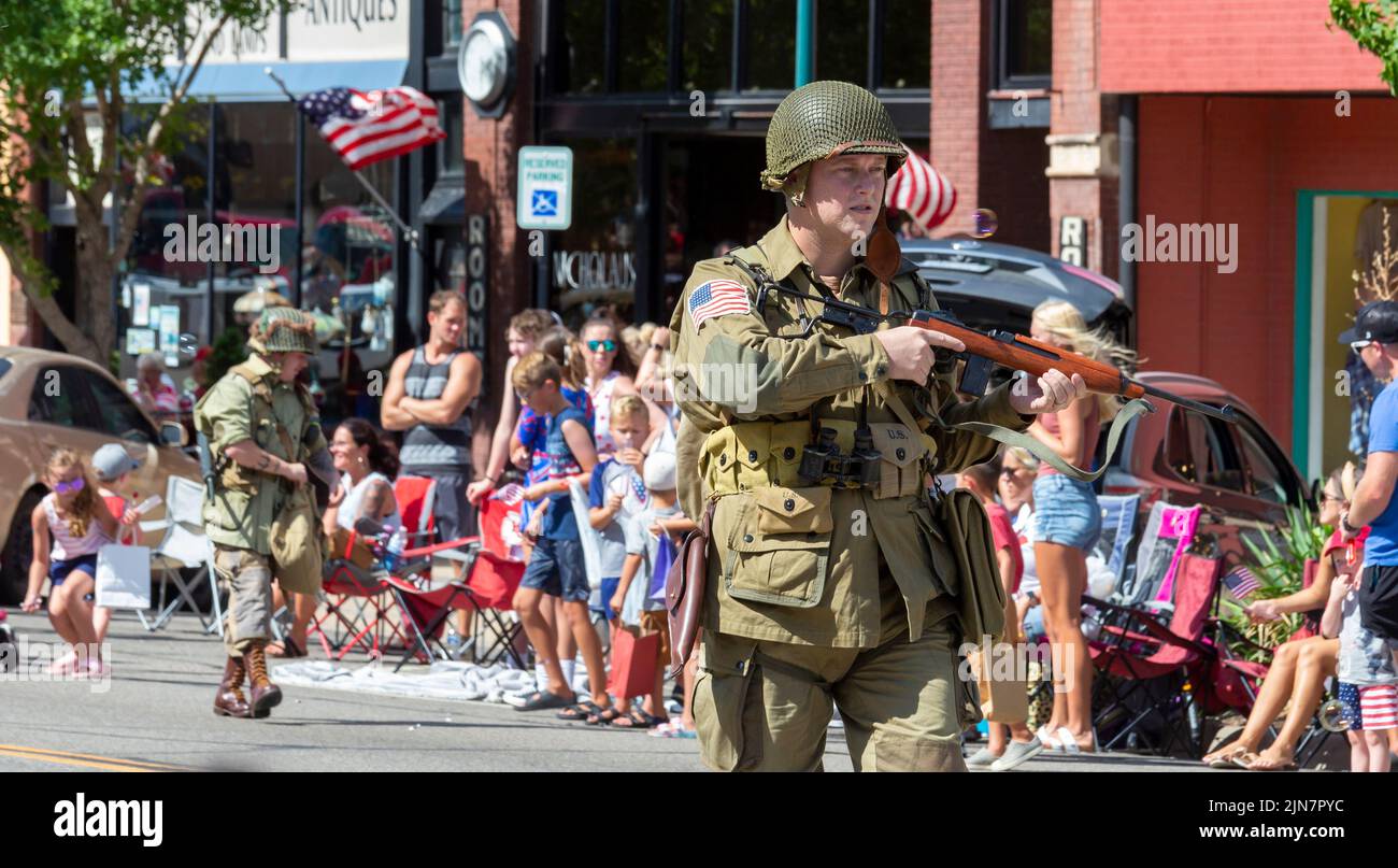 Hutchinson, Kansas - Un soldat expose son arme lors de la « parade des patriotes » annuelle de 4 juillet dans le Kansas rural. Banque D'Images