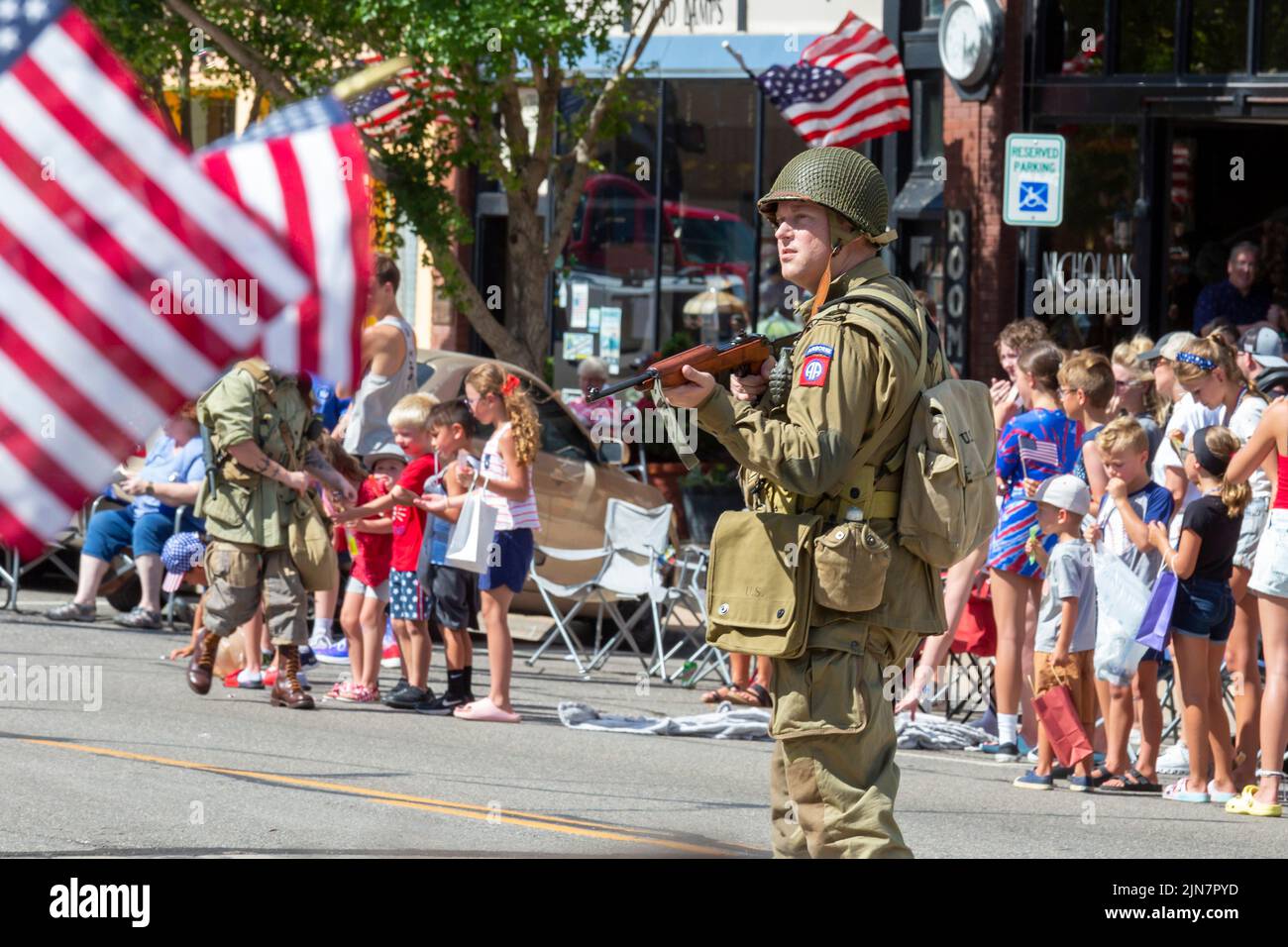 Hutchinson, Kansas - Un soldat expose son arme lors de la « parade des patriotes » annuelle de 4 juillet dans le Kansas rural. Banque D'Images