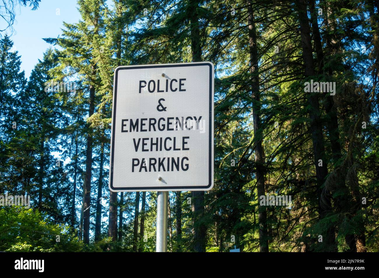 Police et stationnement d'urgence panneau dans Lynn Canyon Park North Vancouver, C.-B. Canada Banque D'Images
