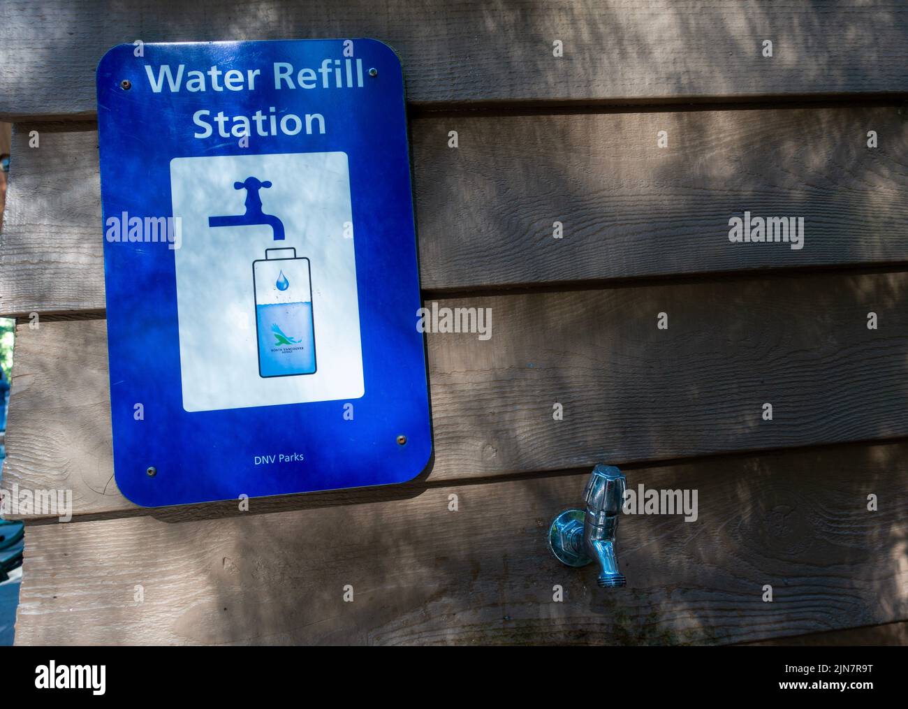 Panneau de station de remplissage d'eau à l'extérieur. Colombie-Britannique, Canada. Banque D'Images