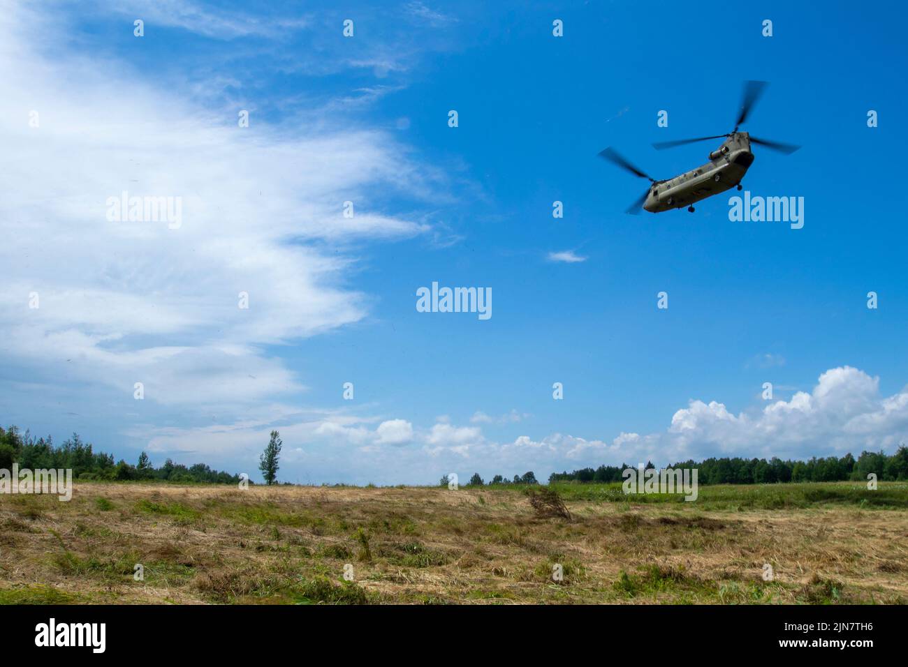 Un Chinook CH-47 de la Garde nationale de l'armée de New York prend le décollage avec une simulation de mission de médevac d'air pendant la capacité d'entraînement au combat exportable 22-01 21 juillet 2022, sur fort Drum, NY (États-Unis Photo de l'armée par le Sgt. 1st classe Darron Salzer, première division de l'armée est) Banque D'Images