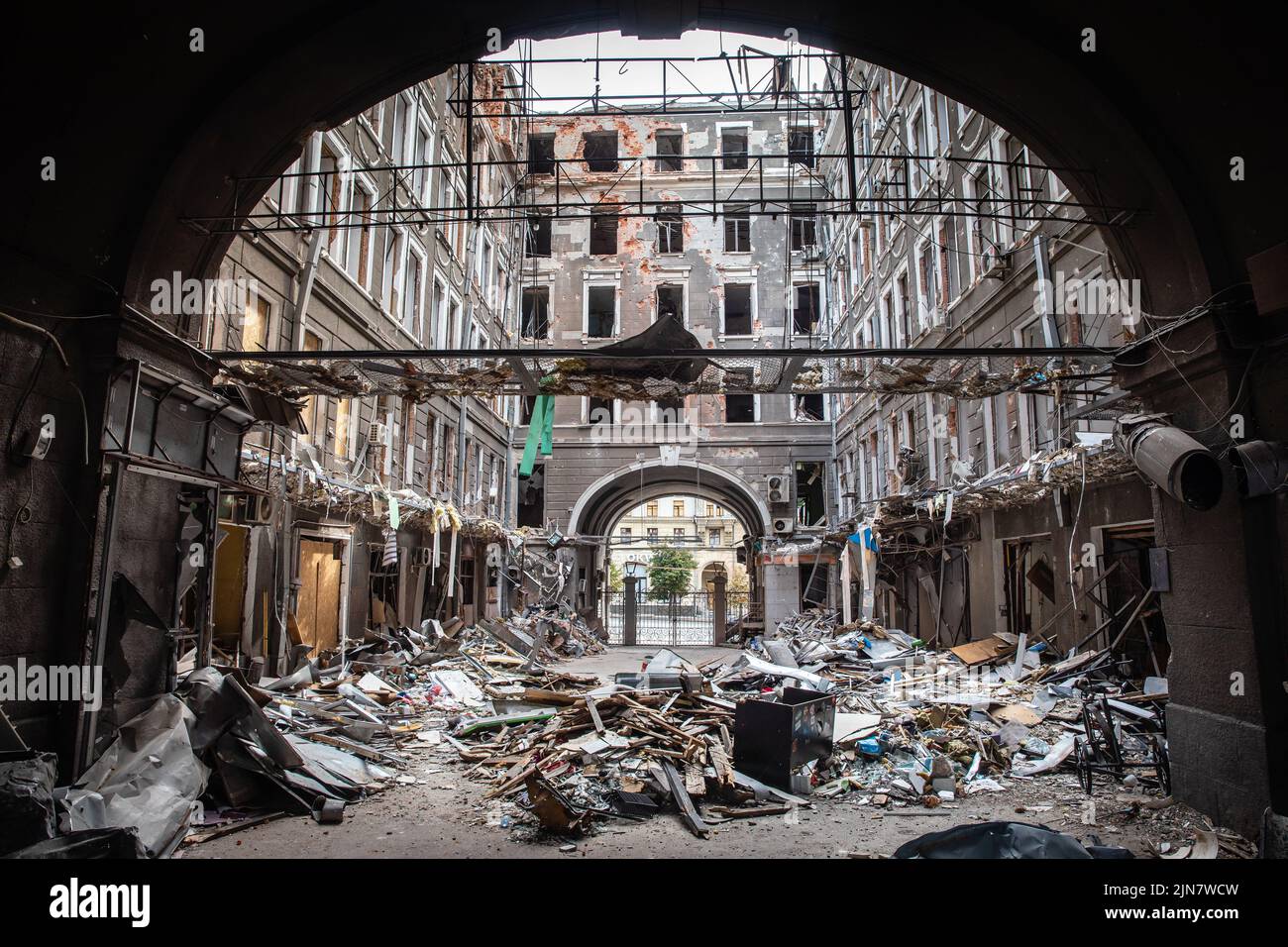 L'épave du bâtiment et les articles ménagers endommagés dans la cour. Bâtiment détruit dans le centre-ville historique de Kharkiv, Ukraine - 1 août 2022 Banque D'Images