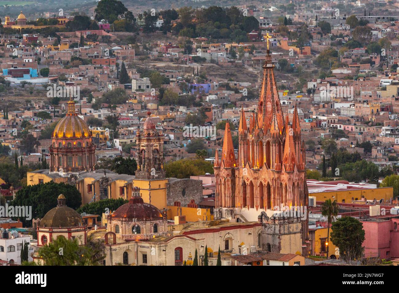 Coucher de soleil coloré au-dessus de la Parroquia de San Miguel Arcangel et l'église de San Francisco clocher dans le quartier historique vu du quartier de Los Balcones à flanc de colline à San Miguel de Allende, Mexique. Banque D'Images