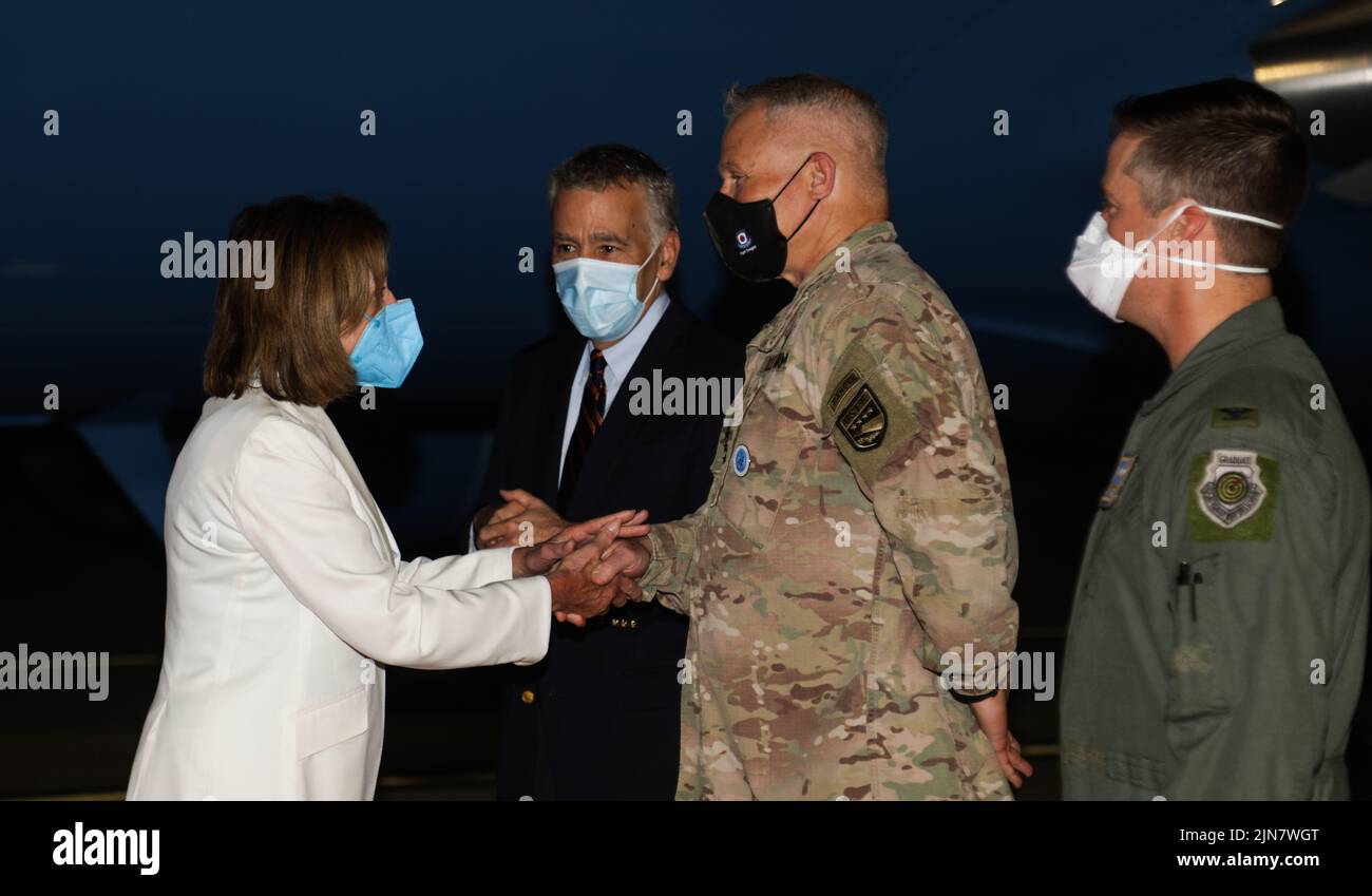 Le général Paul LaCamera, commandant du Commandement des Nations Unies, du Commandement des Forces combinées et des Forces américaines de Corée, salue Nancy Pelosi, présidente de la Chambre des représentants des États-Unis, à la base aérienne d'Osan, République de Corée, le 3 août 2022. Au cours de la visite en Corée, la délégation a rencontré le Président de l'Assemblée nationale coréenne, Kim Jin-pyo, ainsi que de hauts fonctionnaires de la République de Corée, s'est entretenu avec le Président de la République de Corée, Yoon Suk-yeol, et a visité la zone de sécurité commune / zone démilitarisée, Et a parlé avec des membres du service de la JSA et de la base aérienne d'Osan. Cette visite faisait partie d'une délégation du Congrès à Banque D'Images