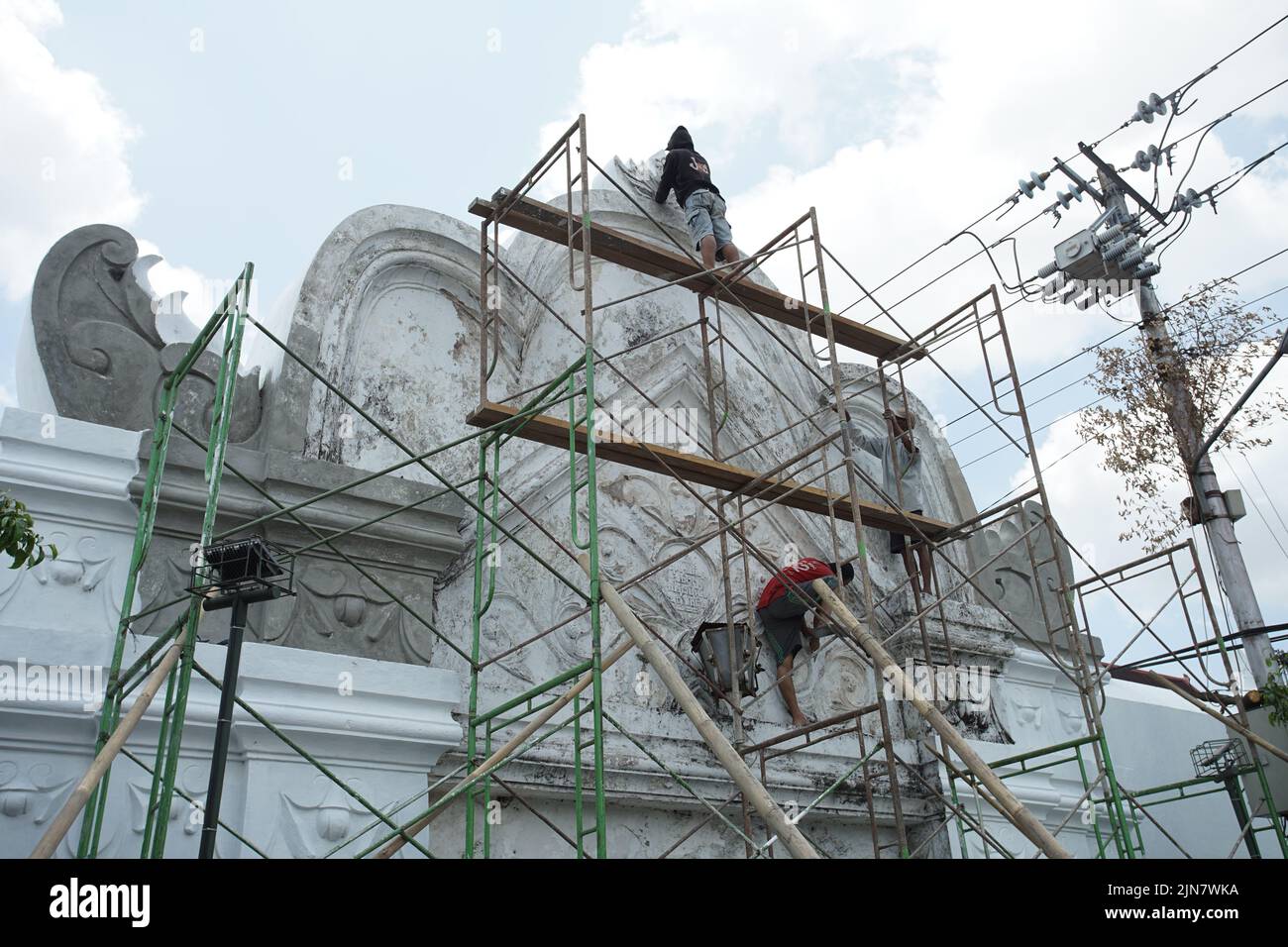 Yogyakarta, Indonésie - Circa 2018: Les travailleurs revitalisent la construction du patrimoine de Plengkung Wijilan. Banque D'Images