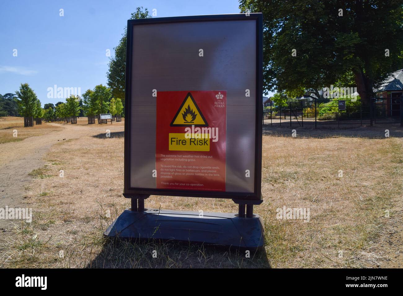 Un signe de risque d'incendie est visible dans un parc de Richmond sec alors que les vagues de chaleur et les conditions de sécheresse causées par le changement climatique se poursuivent dans tout le Royaume-Uni. Banque D'Images