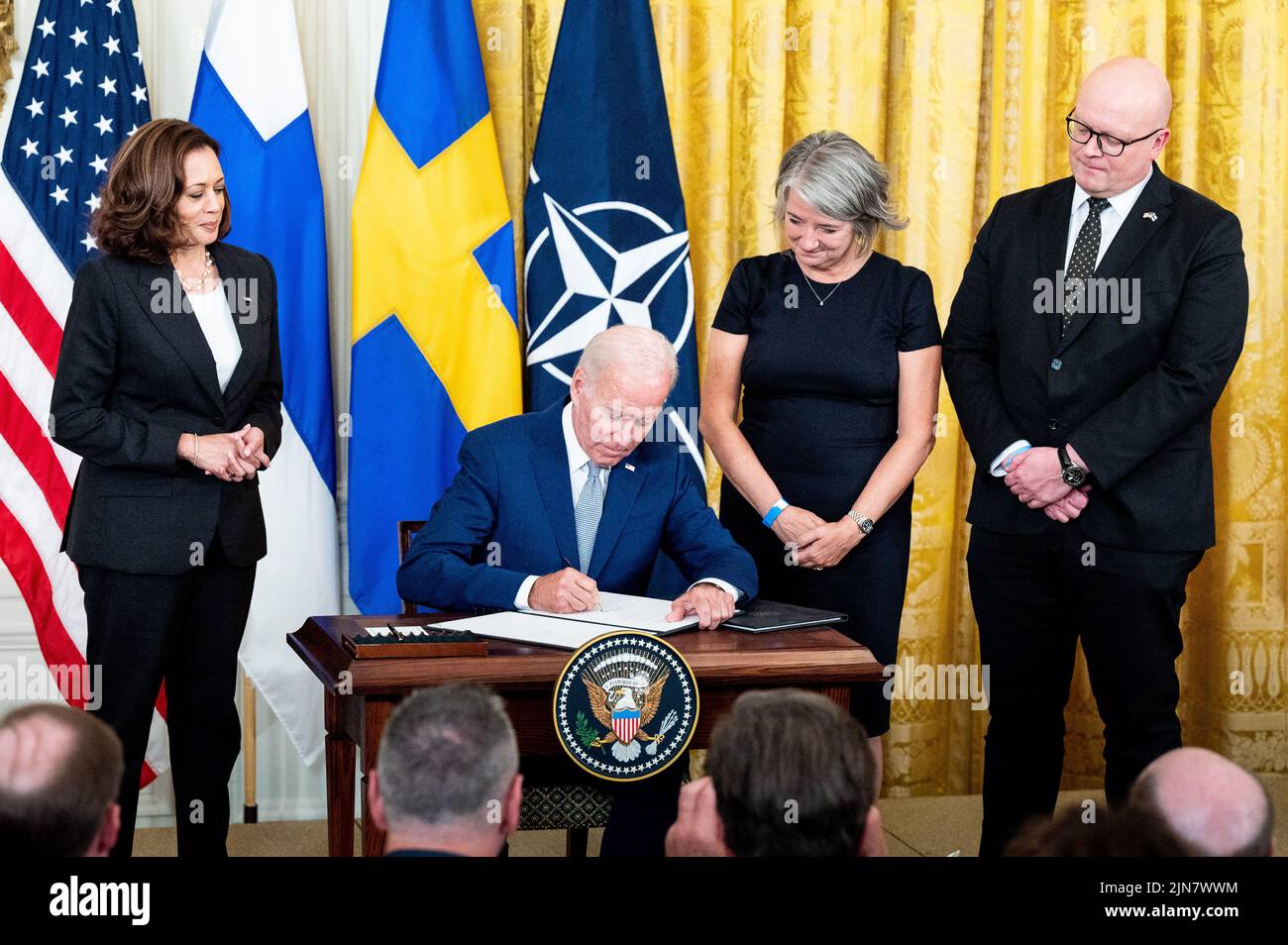 Washington, États-Unis. 09th août 2022. Le Président Joe Biden a signé les instruments de ratification des protocoles d'adhésion à l'Organisation du Traité de l'Atlantique Nord (OTAN) pour la République de Finlande et le Royaume de Suède. Le président est le vice-président Kamala Harris, l'ambassadeur Karin Olofsdotter du Royaume de Suède et l'ambassadeur Mikko Hautala de la République de Finlande. (Photo de Michael Brochstein/Sipa USA) crédit: SIPA USA/Alay Live News Banque D'Images