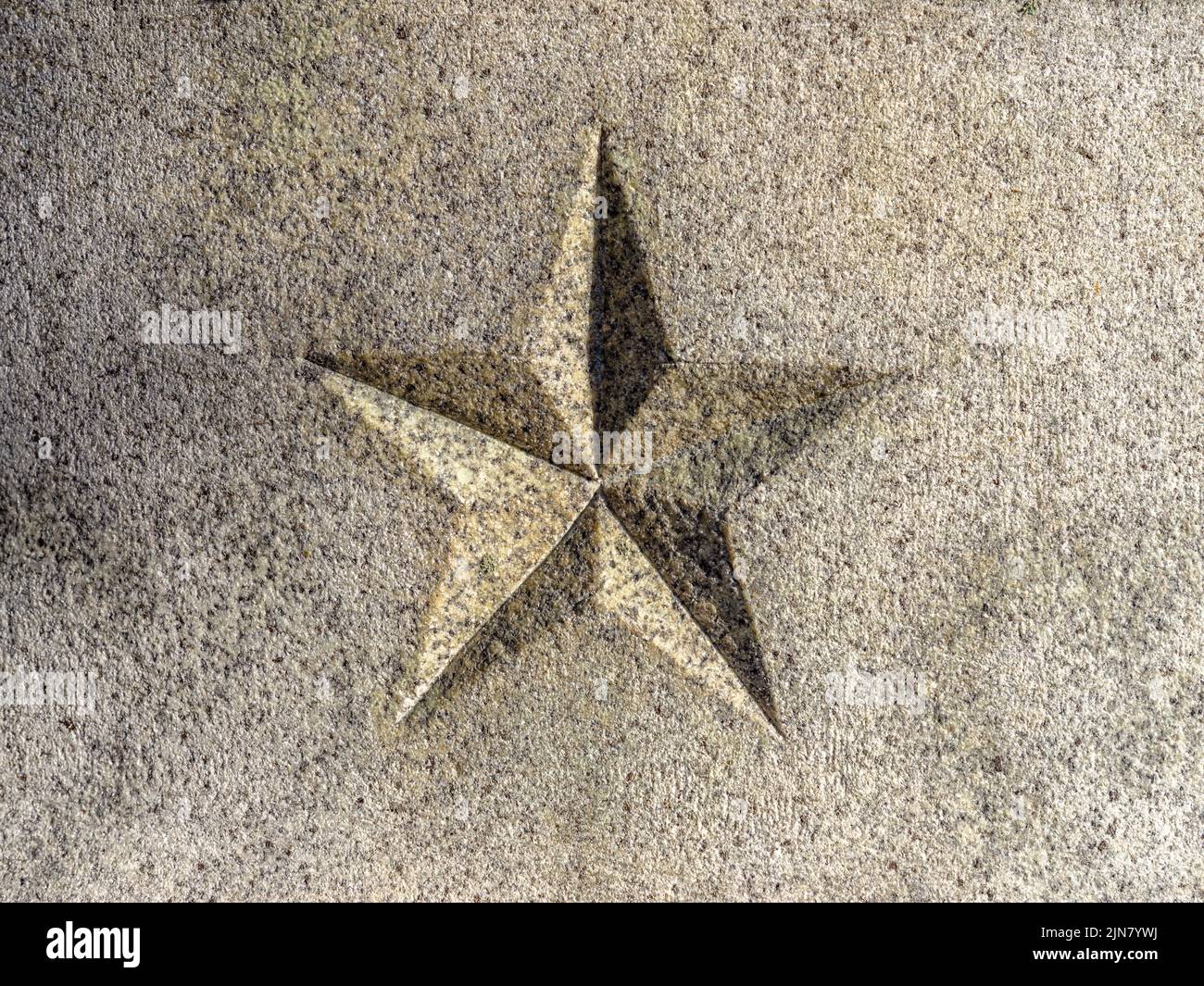 Étoile/pentagramme à cinq pointes sculpté dans le granit - gros plan horizontal. Banque D'Images