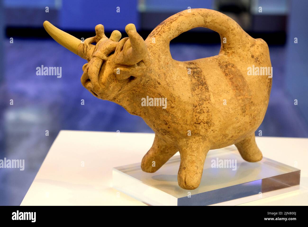 Deux rita en forme d'animal représentant le saut de taureau au musée archéologique d'Héraklion en Crète Grèce Banque D'Images