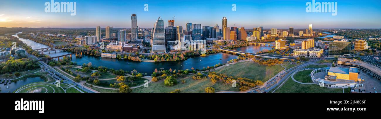 Paysage urbain panoramique d'Austin, Texas, près du fleuve Colorado, face au coucher du soleil Banque D'Images