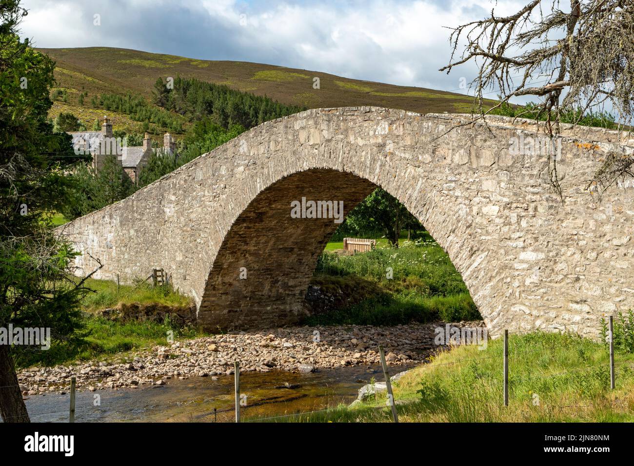 Vieux pont de Gairnshiel, près de Ballater, Aberdeenshire, Écosse Banque D'Images
