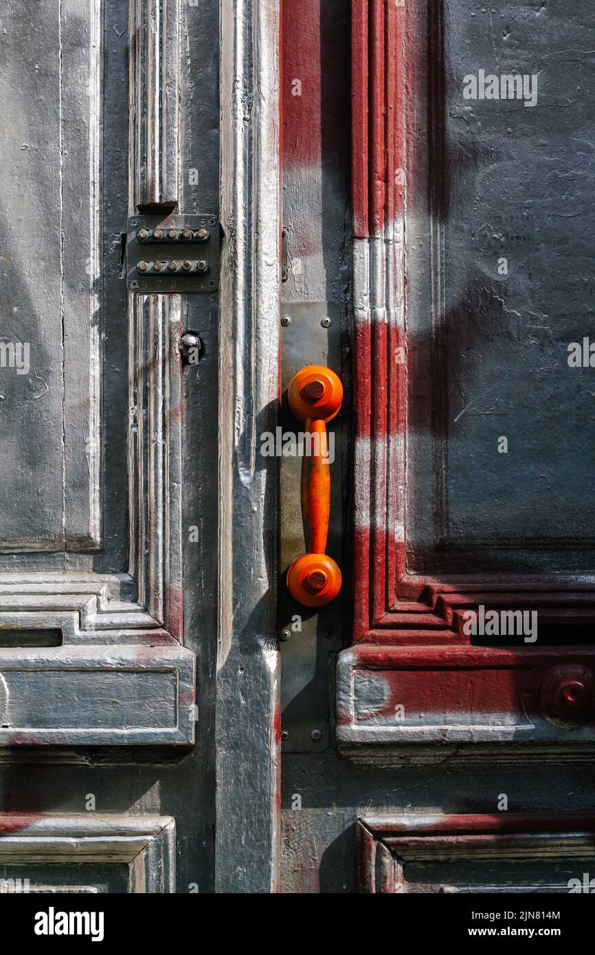 Refocalisation du récepteur de téléphone vintage marron sur la porte de la poignée. Porte en bois fermée entrée bâtiment sur rue avec espace de copie sur mur. Anciennes portes. Hors foc Banque D'Images