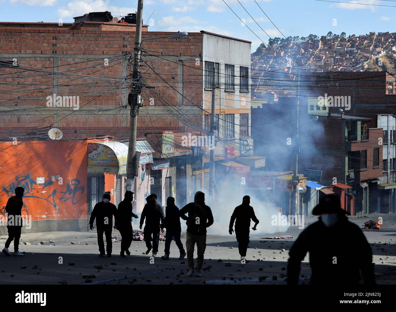 Les producteurs de coca s'opposent à la police au sujet d'un nouveau marché de coca, à la Paz, en Bolivie, au 9 août 2022. REUTERS/Claudia Morales Banque D'Images