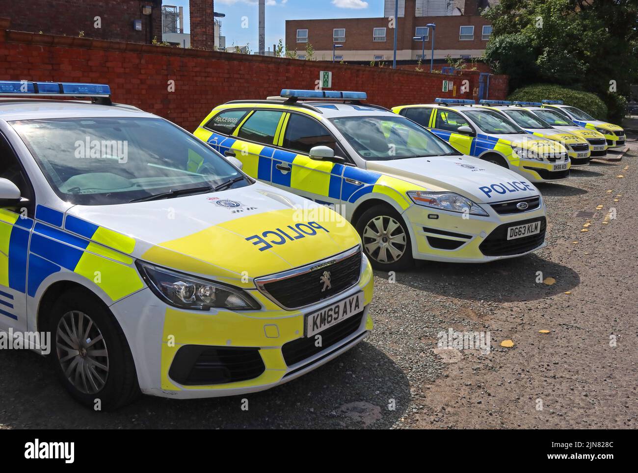 Cheshire Constabulary, cars at Warrington police Station, 101 Arpley St, Warrington, Cheshire, Angleterre, ROYAUME-UNI, WA1 1LQ Banque D'Images