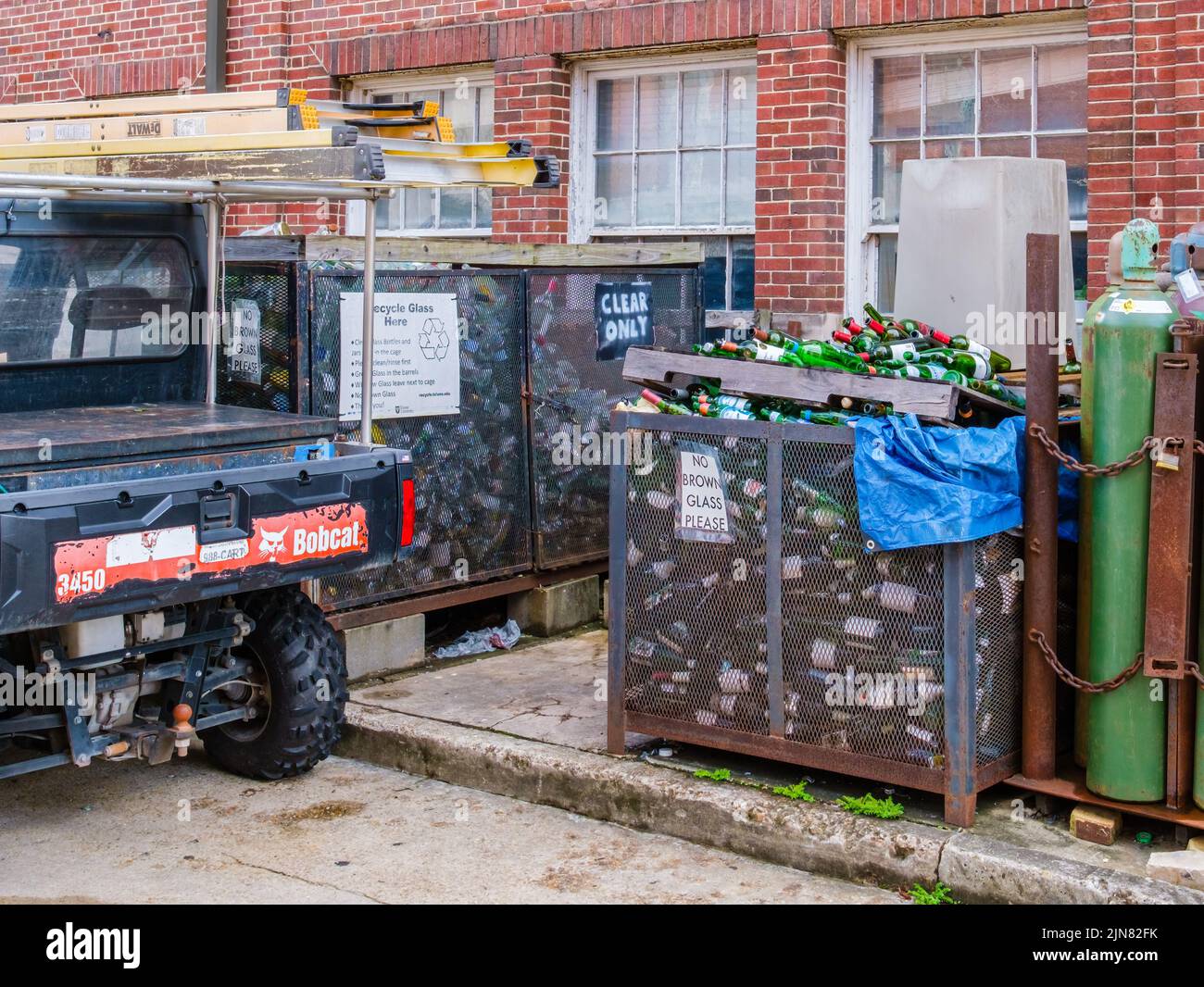 NOUVELLE-ORLÉANS, LA, États-Unis - 5 AOÛT 2022 : station de recyclage du verre sur le campus de l'Université Tulane Banque D'Images