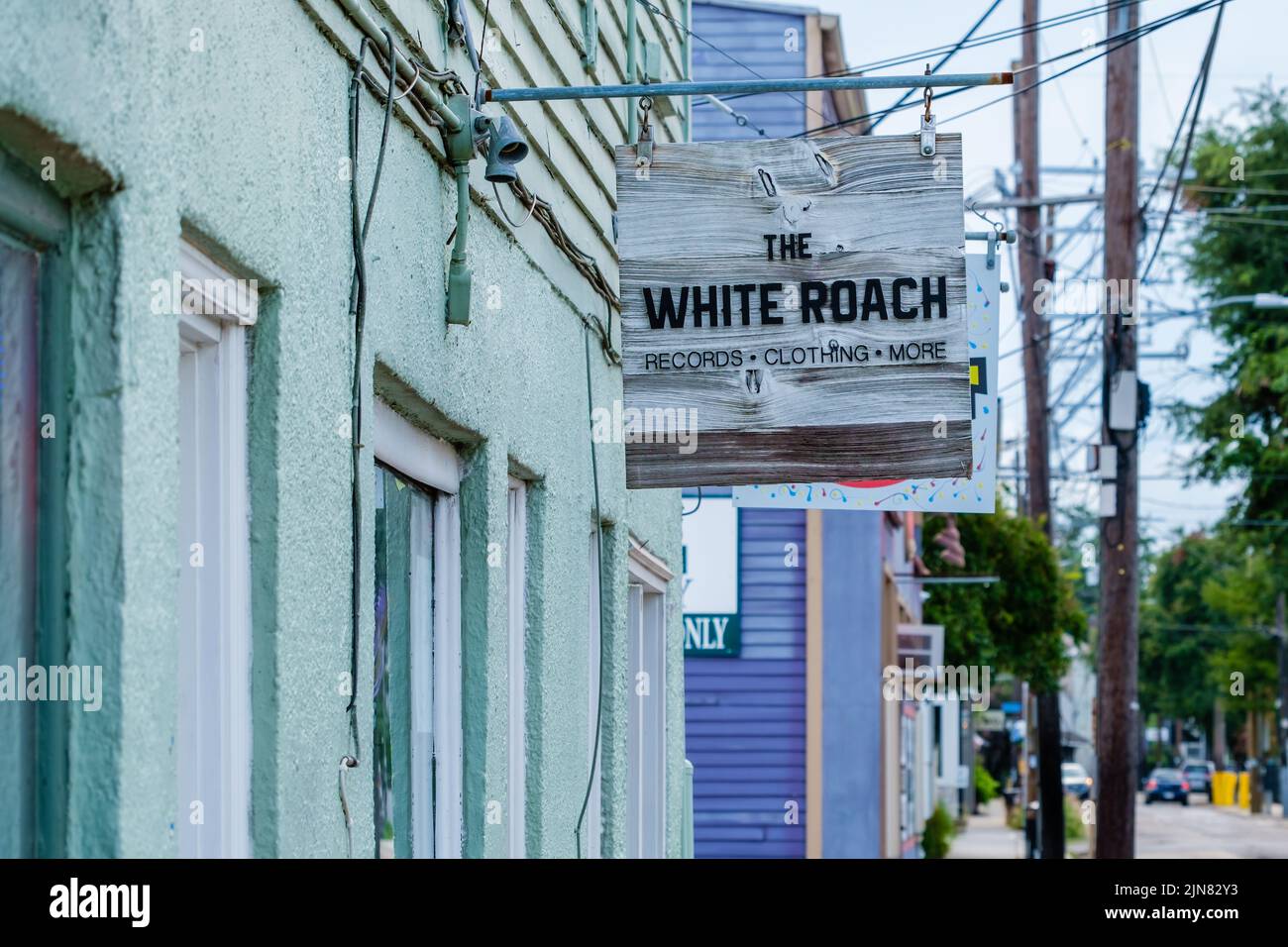 LA NOUVELLE-ORLÉANS, LA, États-Unis - 7 AOÛT 2022 : panneau et avant du White Roach, un magasin de vêtements et de disques d'époque sur Magazine Street Banque D'Images