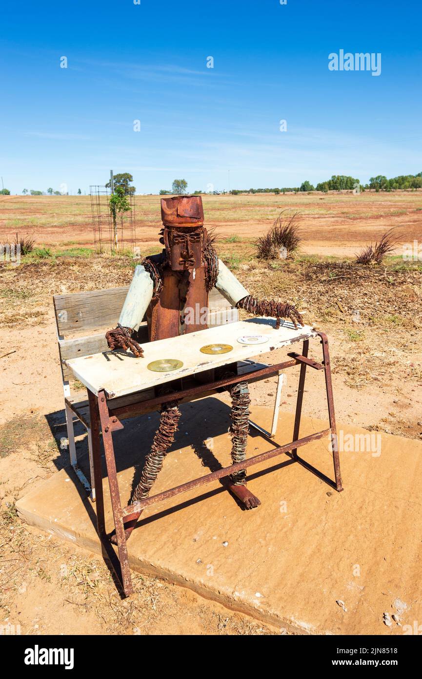 130 ans de scolarité dans l'installation artistique de Muttaburra par l'artiste Milynda Rogers au Muttaburra Sculpture Festival, Queensland, Queensland, Australie Banque D'Images