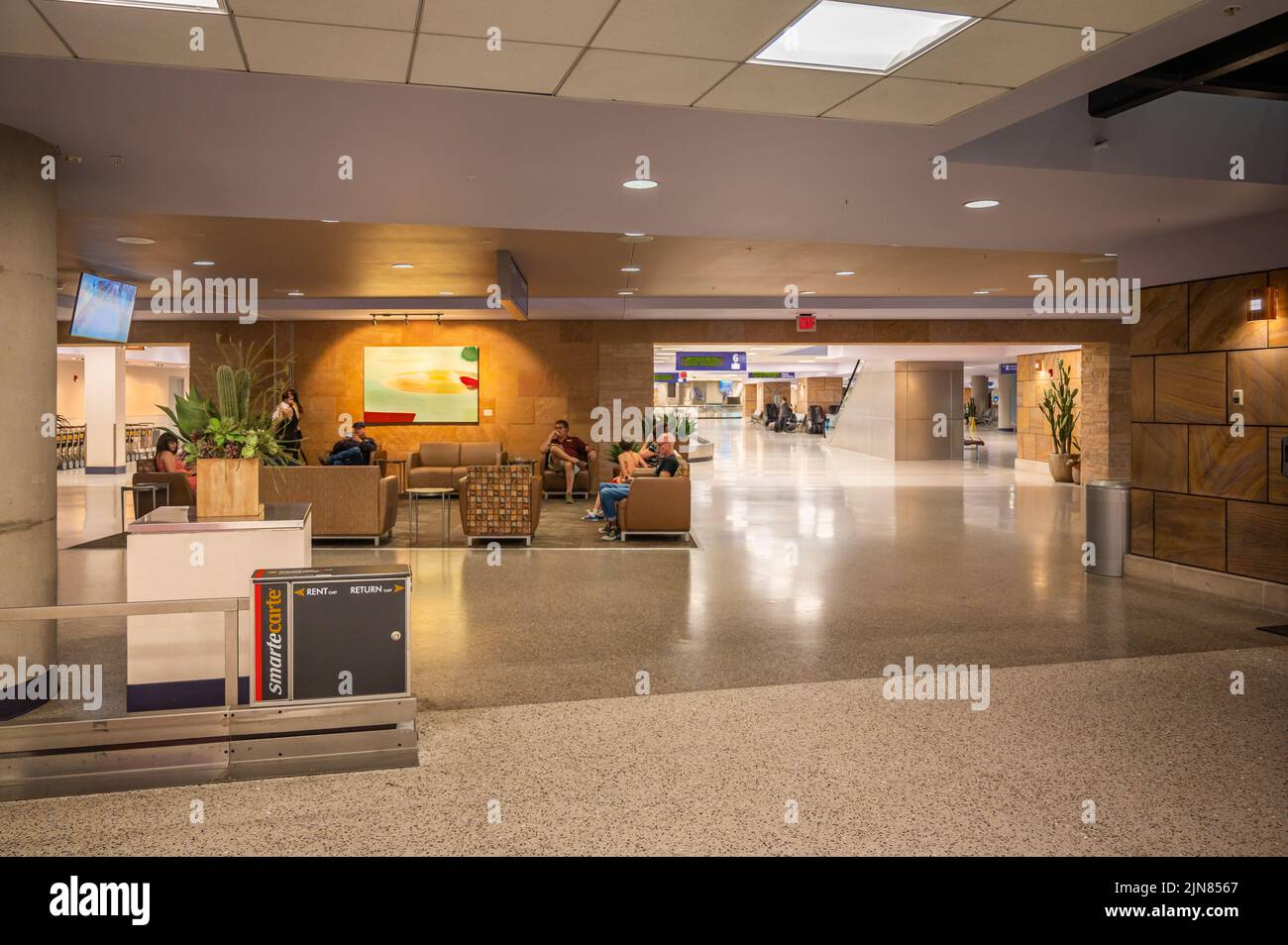 Les voyageurs attendent leurs avions à l'intérieur de l'aéroport de Tucson. Banque D'Images
