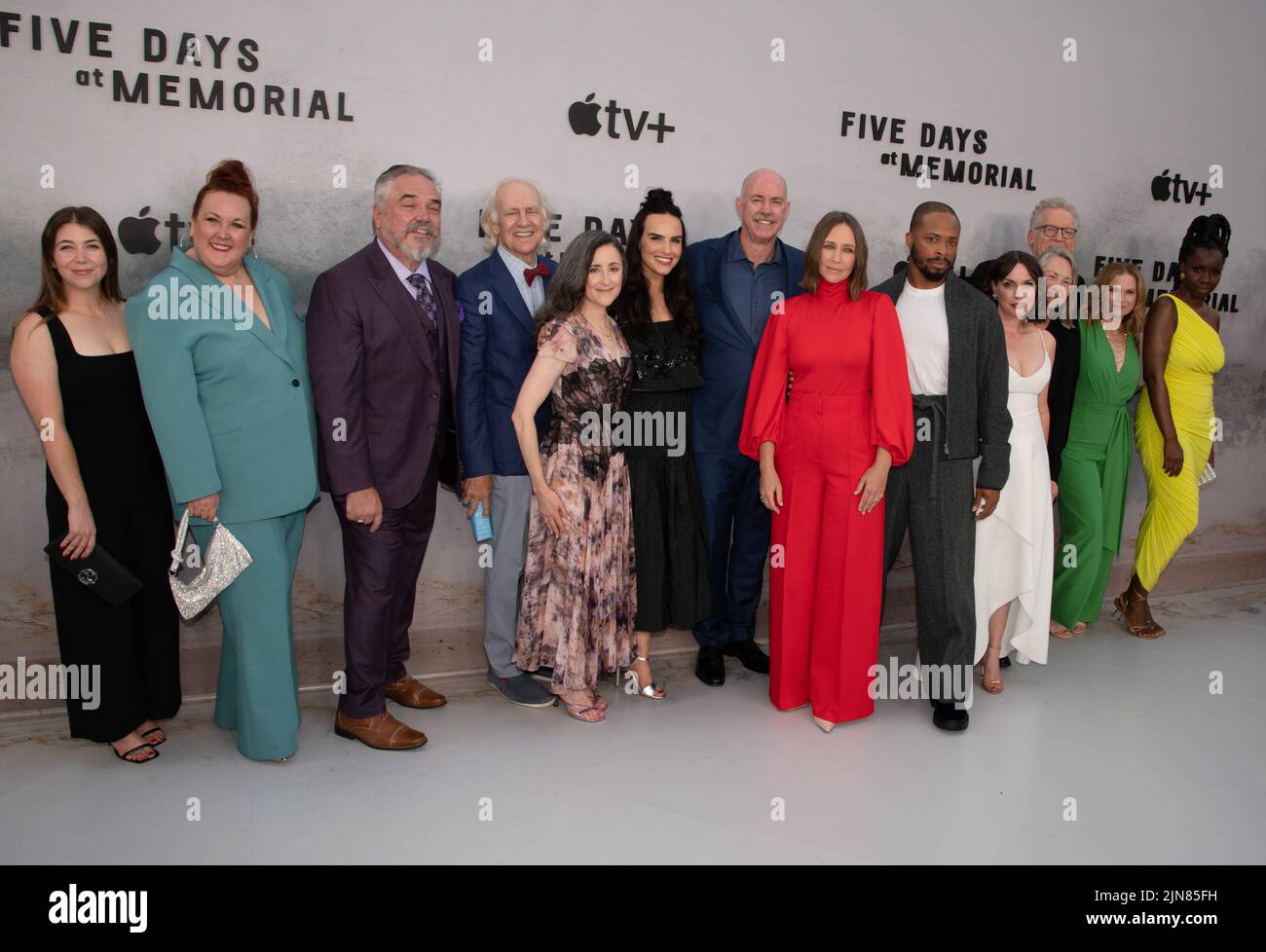 8 août 2022, Hollywood, Calidornia, Etats-Unis : (G-D) Emma Forman, Sharron Matthews, William Earl Brown, Robert Pine, Sheri Fink, Molly Hager, Michael Gaston, Vera Farmiga, Cornelius Smith Jr., Julie Ann Emery, Cherry Jones, Carlton Cuse, Monica Wyche et Adepero Oduye assistent aux Apple TV+ Limited Series “Five Days at Memorialâ (Credit image: © Billy Bennight/ZUMA Press Wire) Banque D'Images