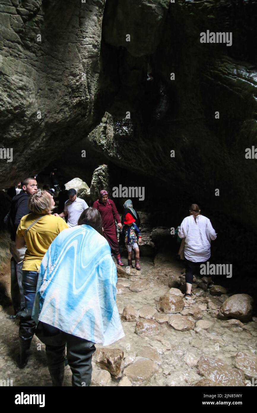 Dagestan, Russie. 07th août 2022. Attractions dans la République du Dagestan, dans la Fédération de Russie dans les montagnes gagnent de plus en plus populaire parmi les touristes. Le tourisme en Russie est en développement dans le pays pendant les sanctions de divers pays. La cascade souterraine de Saltinsky, la gorge de Saltinskaya, située dans la gorge de Saltinsky, est visitée par des milliers de voyageurs chaque jour. Crédit : SOPA Images Limited/Alamy Live News Banque D'Images