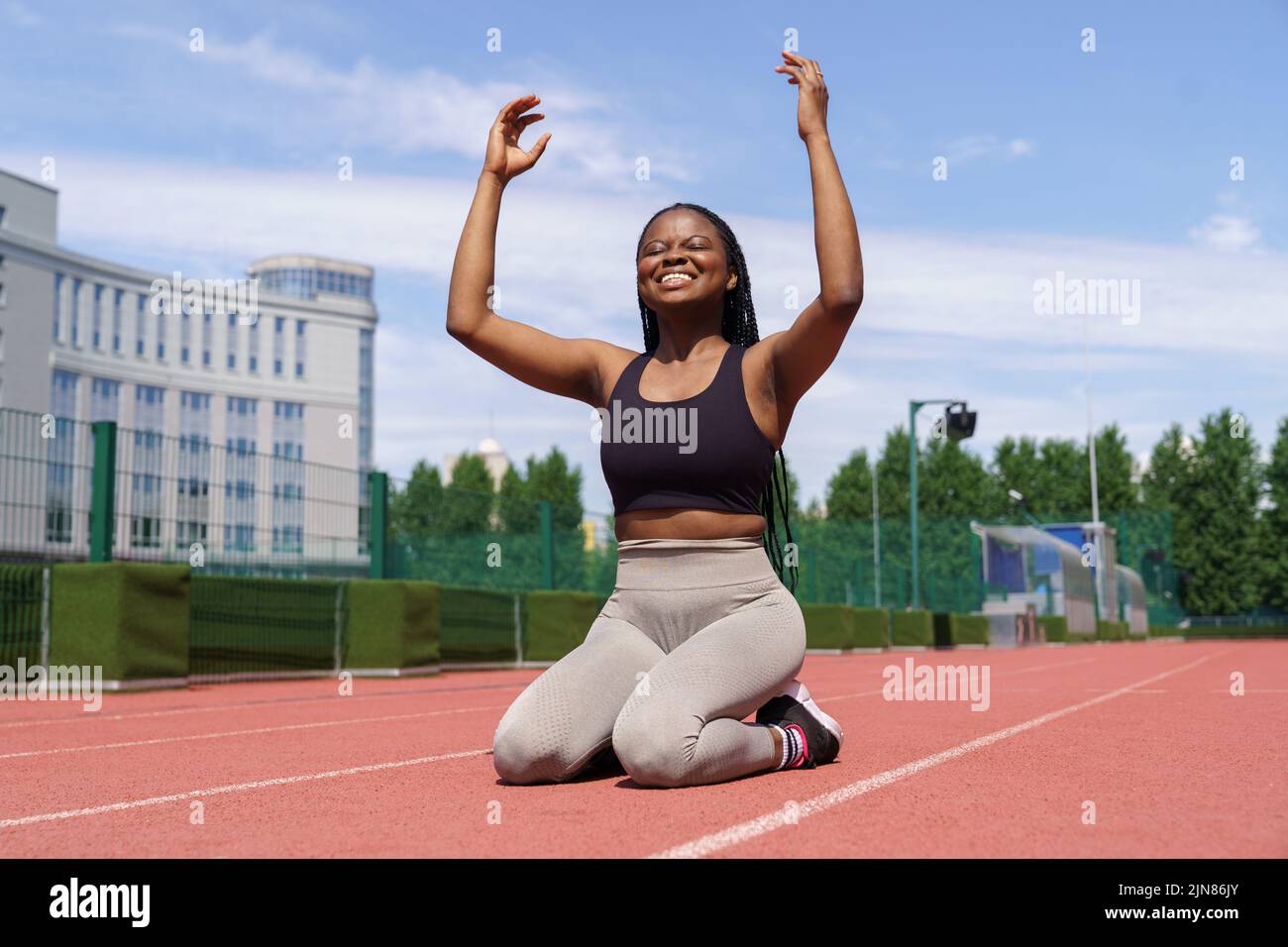 Une athlète afro-américaine se sent heureuse après avoir parcouru de longues distances sur piste Banque D'Images