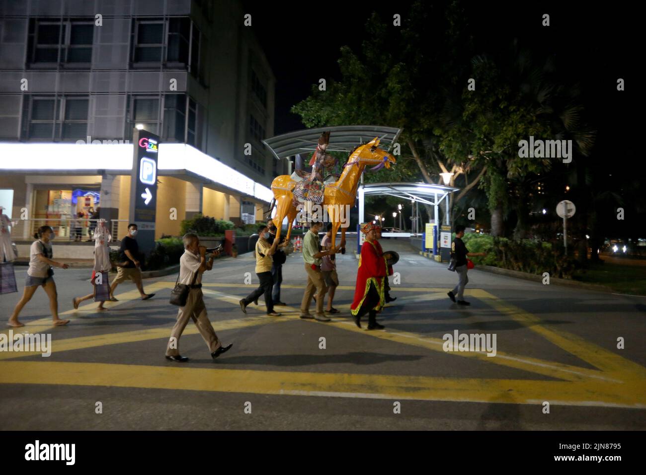 Petaling Jaya, Selangor, Malaisie. 9th août 2022. Une réplique de cheval faite de bâton et de papier est parade pour le festival des fantômes affamés à Kota Damansara, Malaisie 9 août 2022. (Credit image: © Supian Ahmad/ZUMA Press Wire) Credit: ZUMA Press, Inc./Alamy Live News Banque D'Images