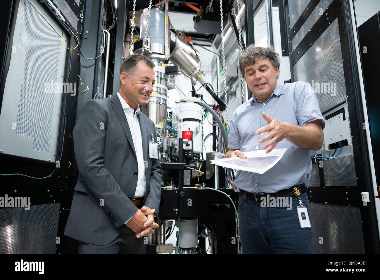Dresde, Allemagne. 09th août 2022. Torsten Herbst (FDP, l), membre du Bundestag, se trouve à côté d'Eckhard Langer, employé de laboratoire, devant un microscope électronique à transmission (TEM) dans le département d'analyse des matériaux du fabricant de puces Globalfonderies (GF). Le fabricant de semi-conducteurs Globalfonderies augmente sa production en Europe face à une pénurie de puces. Credit: Sebastian Kahnert/dpa/Alay Live News Banque D'Images
