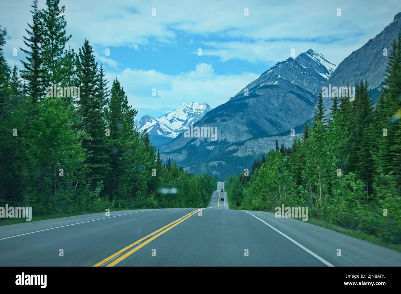 Voyage en Alberta, Canada. Vue par le pare-brise Banque D'Images