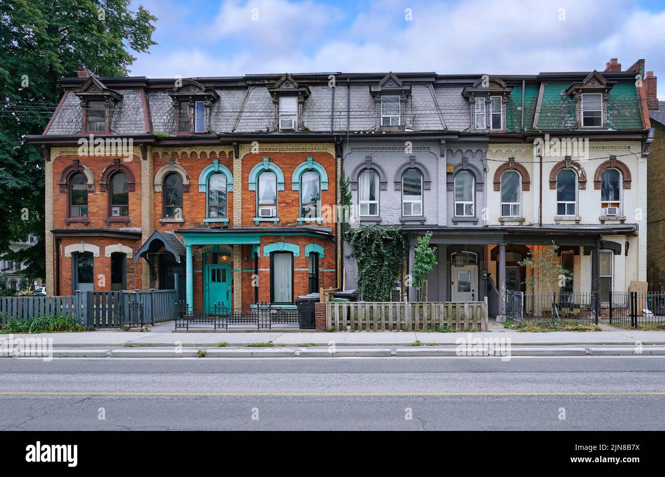 Maisons en rangée originales de 19th siècles avec toit en mansarde Banque D'Images