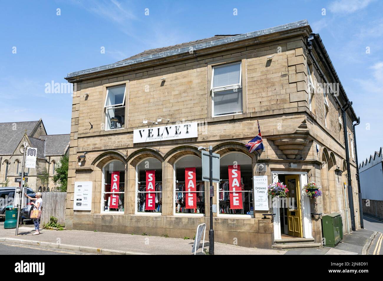 Magasin de vêtements en velours, vêtements pour hommes et femmes, Ramsbottom, Bury Manchester, Angleterre sur une journée d'été, avec vente d'été sur les vêtements, Royaume-Uni Banque D'Images