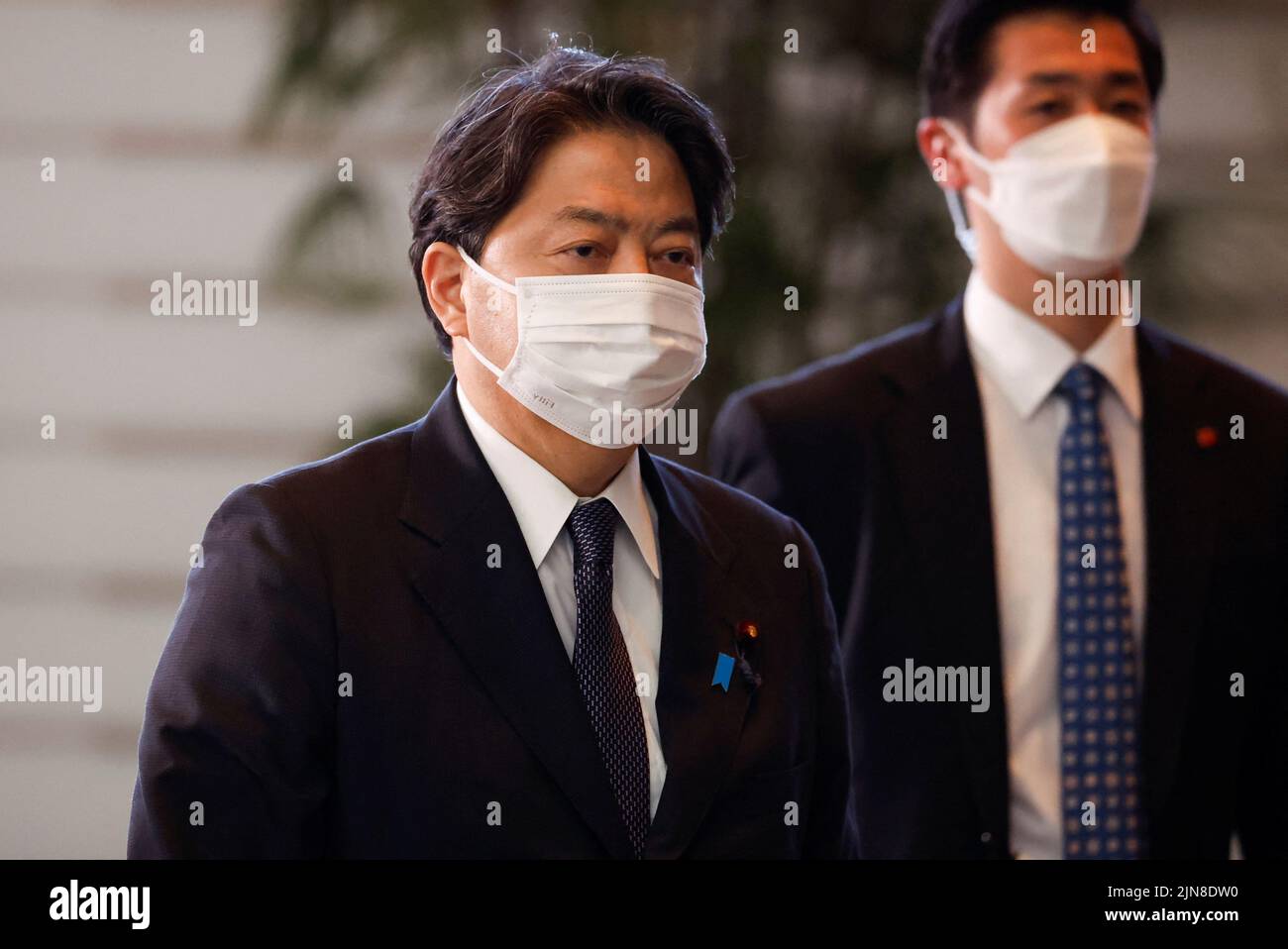 Le ministre japonais des Affaires étrangères Yoshimasa Hayashi arrive à la résidence officielle du Premier ministre Fumio Kishida à Tokyo, au Japon, en 10 août 2022. REUTERS/Issei Kato Banque D'Images
