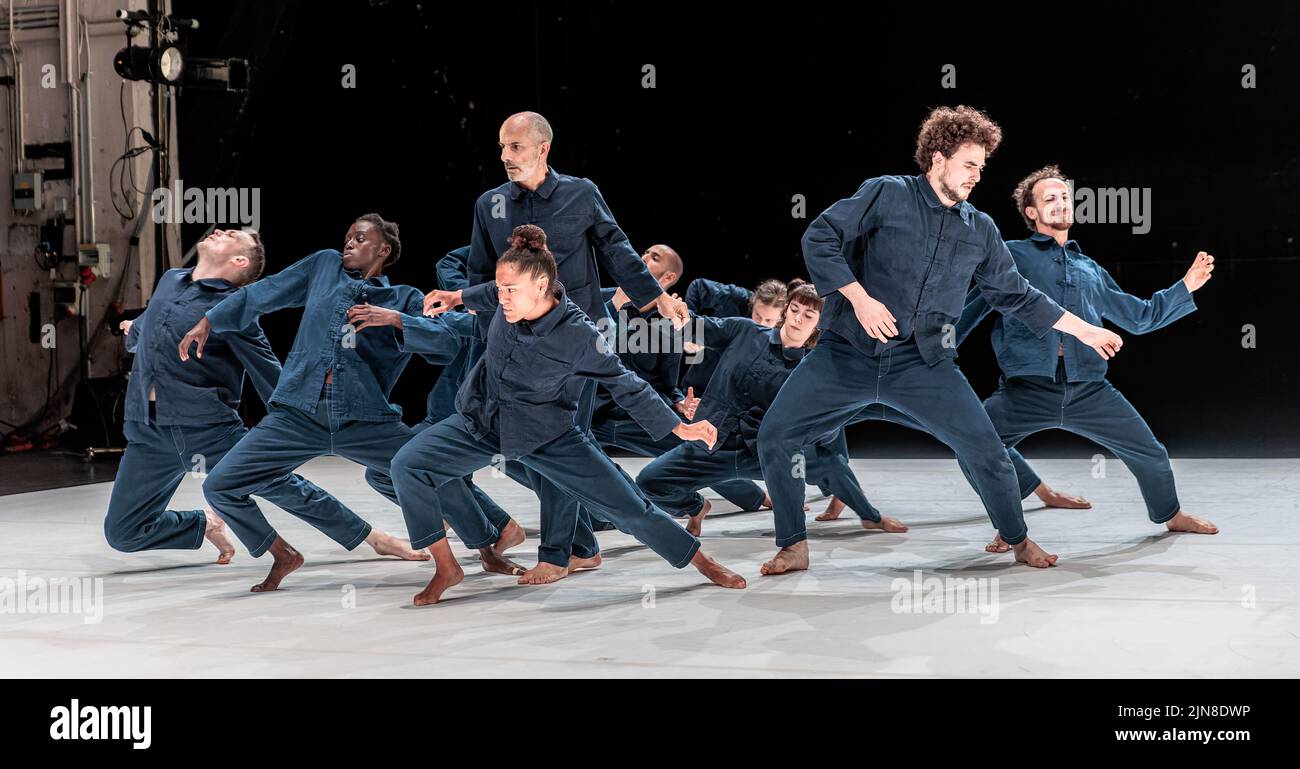 Hambourg, Allemagne. 09th août 2022. Les danseurs se produisent « bleu marine » par l'interprète et danseuse de Belfast Oona Doherty. La première de la pièce ouvrira le Festival d'été 2022 de Kampnagel à Hambourg sur 10 août. Credit: Markus Scholz/dpa/Alay Live News Banque D'Images