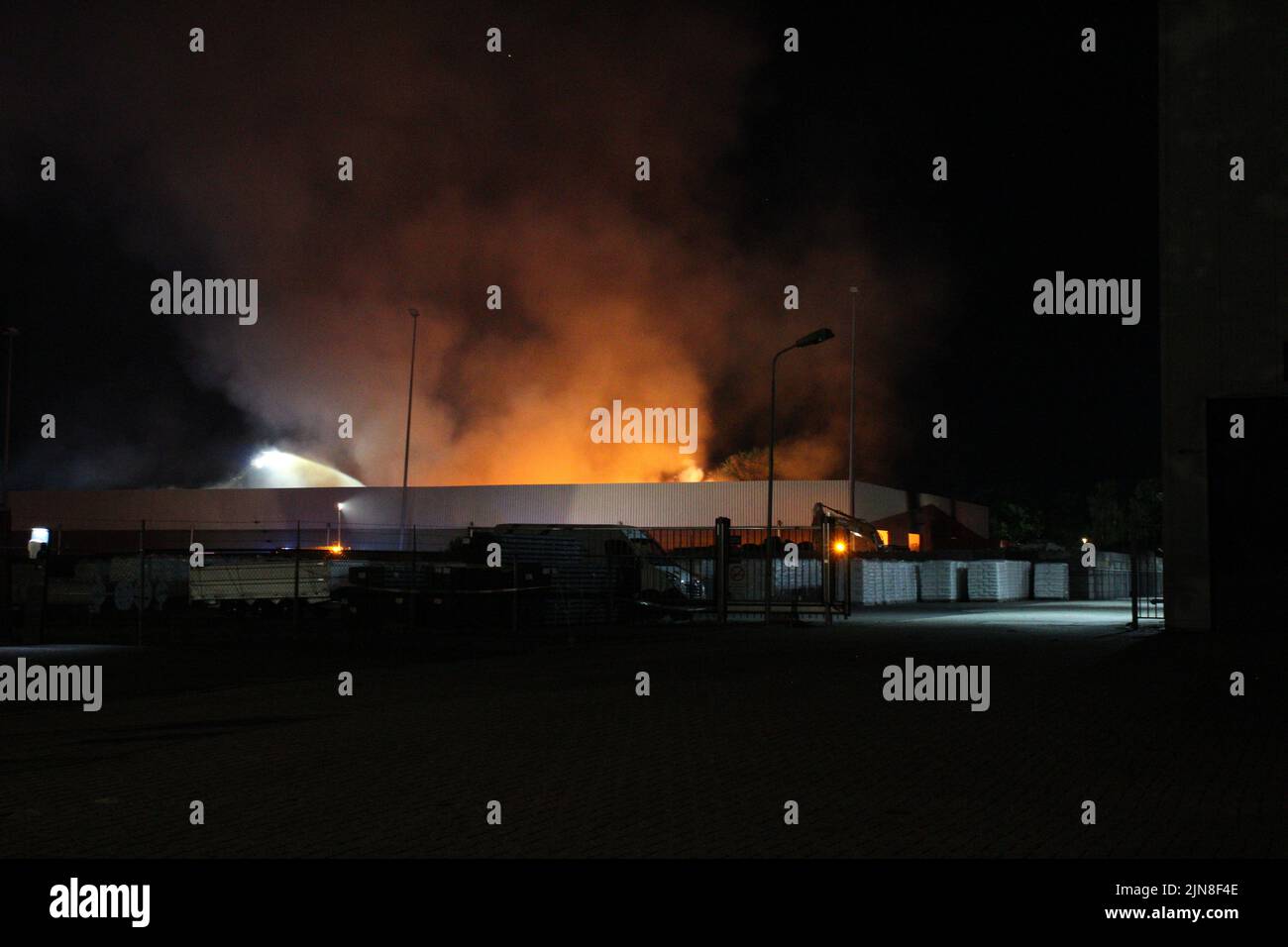 2022-08-10 00:29:34 Almelo - le mardi, 9 août, un incendie s'est produit au parc d'affaires de Twente à Almelo vers 11:10 PM. Un bâtiment commercial était en feu. L'incendie a rapidement été augmenté jusqu'au signal « très grand feu ». C'était un feu flamboyant. Plusieurs moteurs d'incendie étaient présents. Pendant un certain temps, l'incendie a causé de grands panaches de fumée. Ces panaches de fumée pourraient être vues de kilomètres autour. On ignore comment l'incendie a commencé. L'incendie a causé beaucoup de dommages. Dans la mesure du possible, personne n'a été blessé dans l'incendie. La route a été fermée pendant le service d'incendie. Cela a causé des perturbations de la circulation pour les usagers de la route. Netherla Banque D'Images