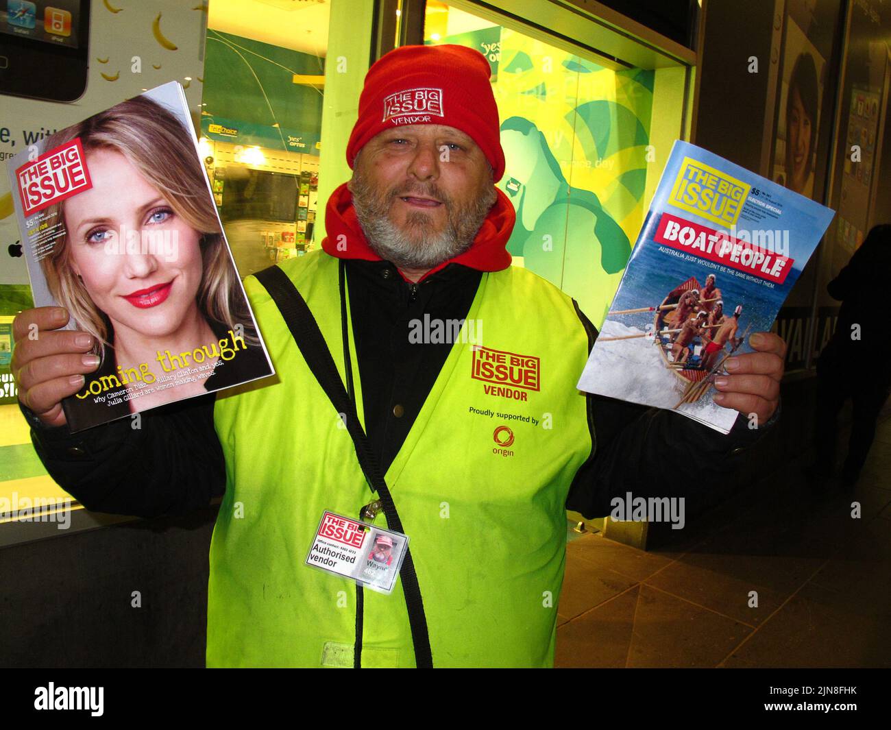 Paul McWayne, vendeur de The Big issue dans le quartier des affaires de Melbourne à la station de métro Southern Cross Banque D'Images