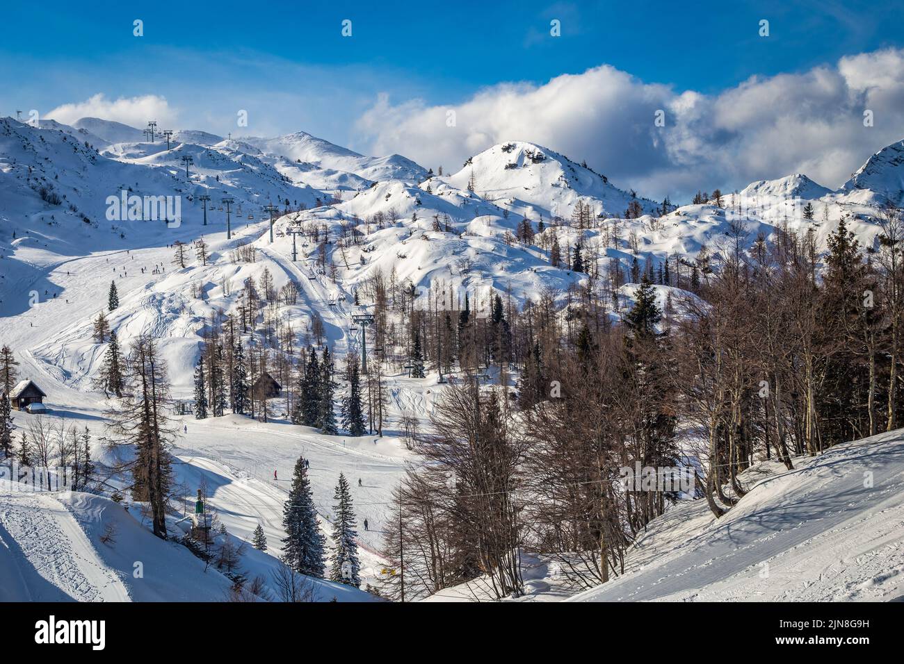 Bohinj, Slovénie - station de ski de Vogel à Bohinj, dans les Alpes juliennes lors d'une journée d'hiver ensoleillée avec ciel bleu et nuages Banque D'Images