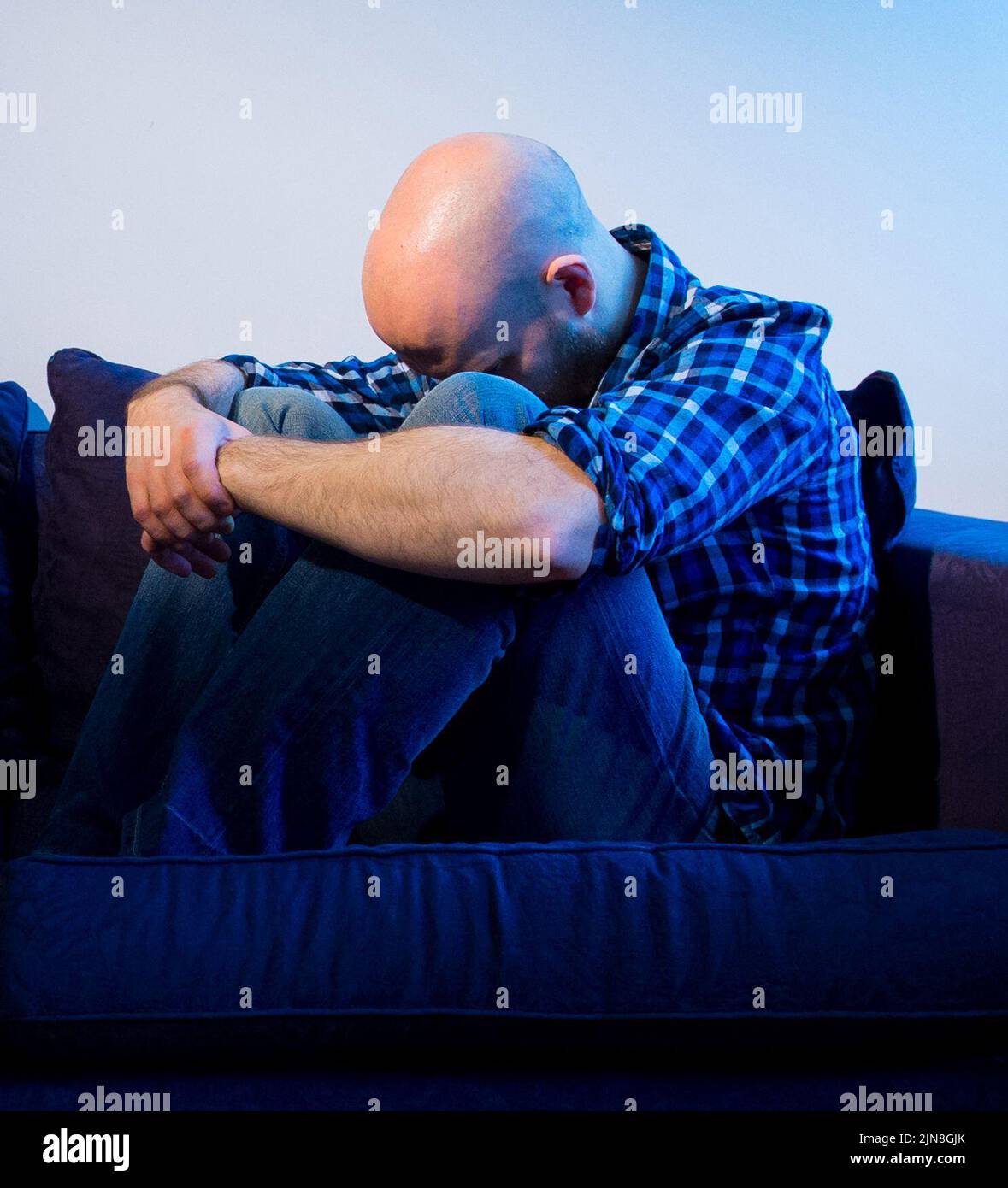 PHOTO POSÉE PAR LE MODÈLE photo du dossier datée du 09/03/15 d'un homme montrant des signes de dépression, comme plus de professionnels de la santé mentale sont nécessaires dans les suites de garde à vue de la police autour de l'Écosse, ont déclaré les libéraux-démocrates écossais. Banque D'Images