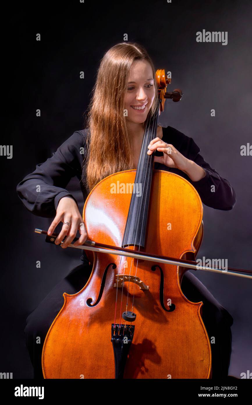 Belle petite musicienne jouant le violoncelle Banque D'Images