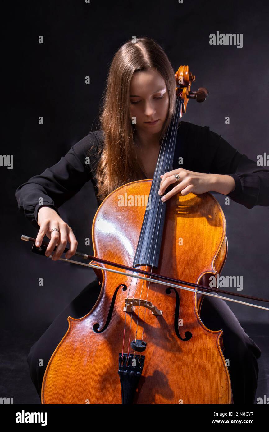 Belle petite musicienne jouant le violoncelle Banque D'Images