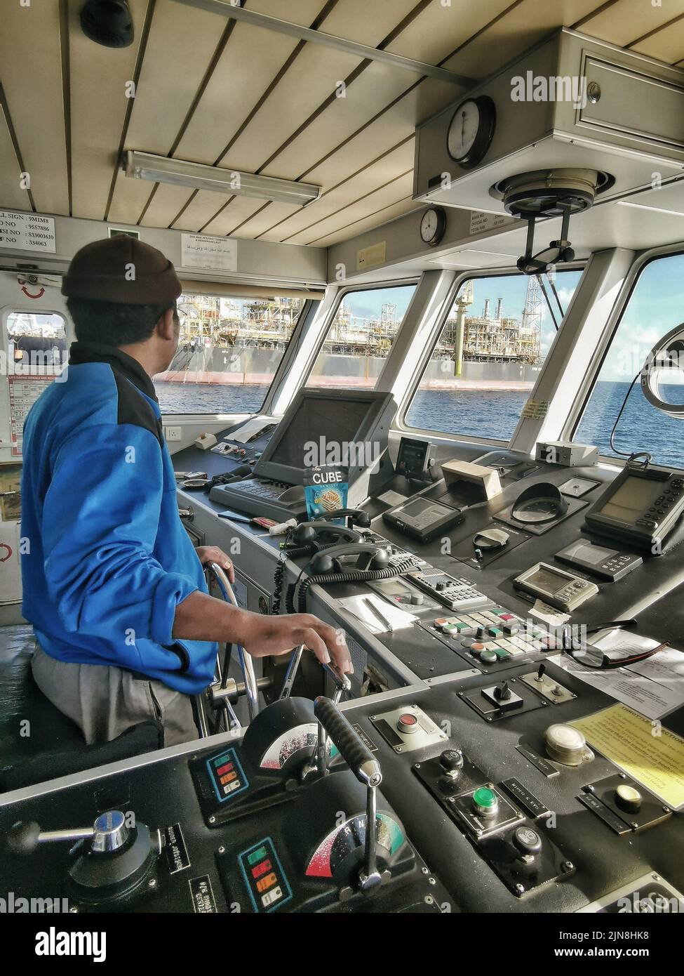 L'officier de navigation manœuvre le bateau en approche de la FPSO ou le camion-citerne de stockage à une zone de 500 mètres Banque D'Images