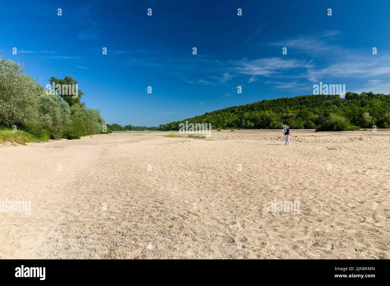 Vue sur la rive au confluent de l'Allier et de la Loire au bec d'Allier, Cuffy, France sur 9 août 2022. Avec une vague de chaleur précoce en juin et un mois exceptionnellement chaud et sec de mai, le lit de la Loire a atteint un niveau plus bas que d'habitude, à tel point que la rivière peut être traversée à pied dans certains endroits. Les deux tiers du pays sont en situation de crise en raison de la sécheresse. Quatre récentes vagues de chaleur ont déclenché des semaines de feux de forêt et ont réduit la puissante Loire à un ruisseau dans certains étirements. La semaine dernière, le gouvernement a déclaré que 100 endroits étaient dépourvus d'eau du robinet. Photo de Pascal Avenet/ABACAPRES Banque D'Images