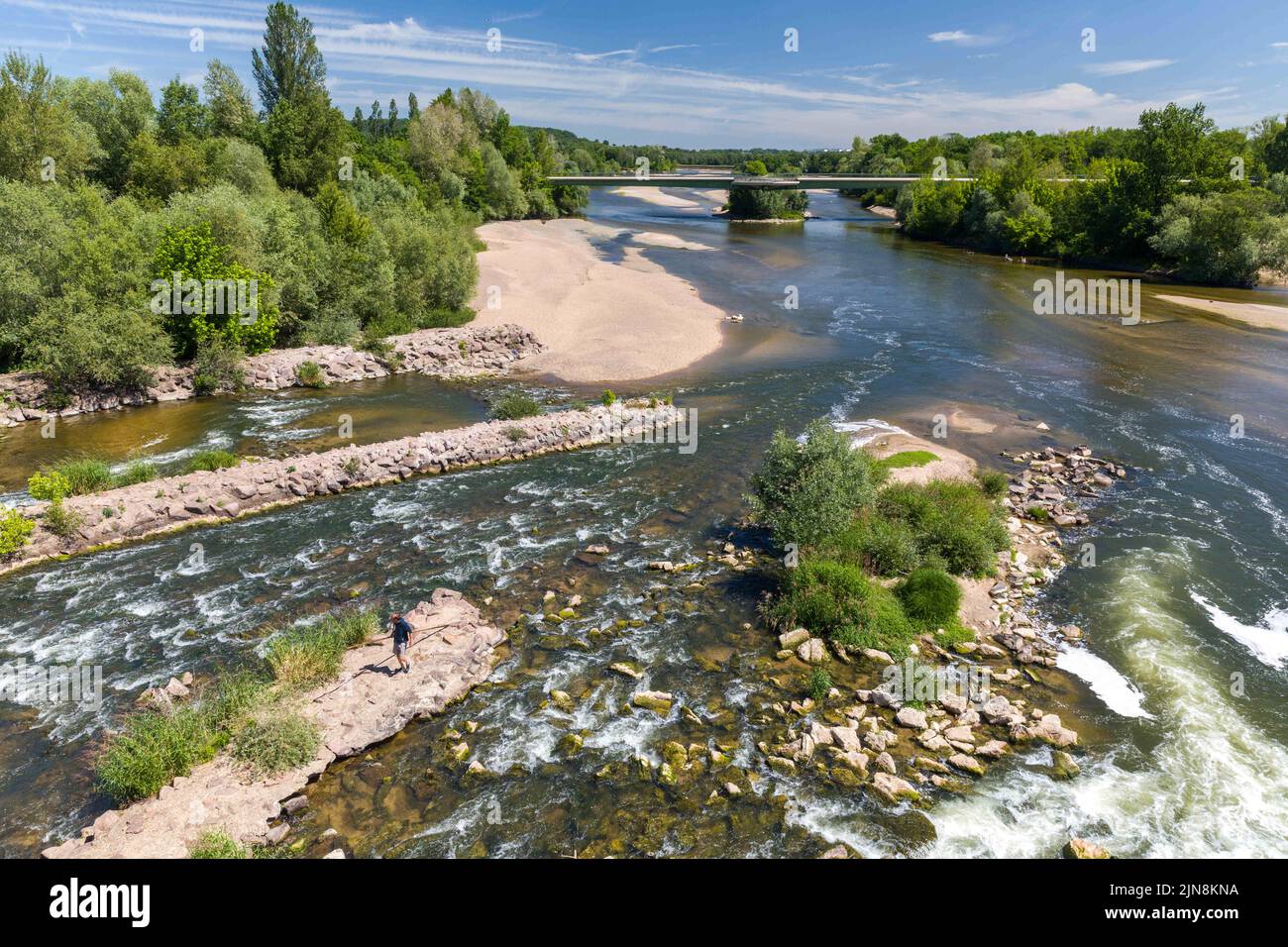 Vue sur l'Allier depuis le pont du canal Guetin à Cuffy, en France, sur 9 août 2022. Avec une vague de chaleur précoce en juin et un mois exceptionnellement chaud et sec de mai, le lit de la Loire a atteint un niveau plus bas que d'habitude, à tel point que la rivière peut être traversée à pied dans certains endroits. Les deux tiers du pays sont en situation de crise en raison de la sécheresse. Quatre récentes vagues de chaleur ont déclenché des semaines de feux de forêt et ont réduit la puissante Loire à un ruisseau dans certains étirements. La semaine dernière, le gouvernement a déclaré que 100 endroits étaient dépourvus d'eau du robinet. Photo de Pascal Avenet/ABACAPRESS.COM Banque D'Images