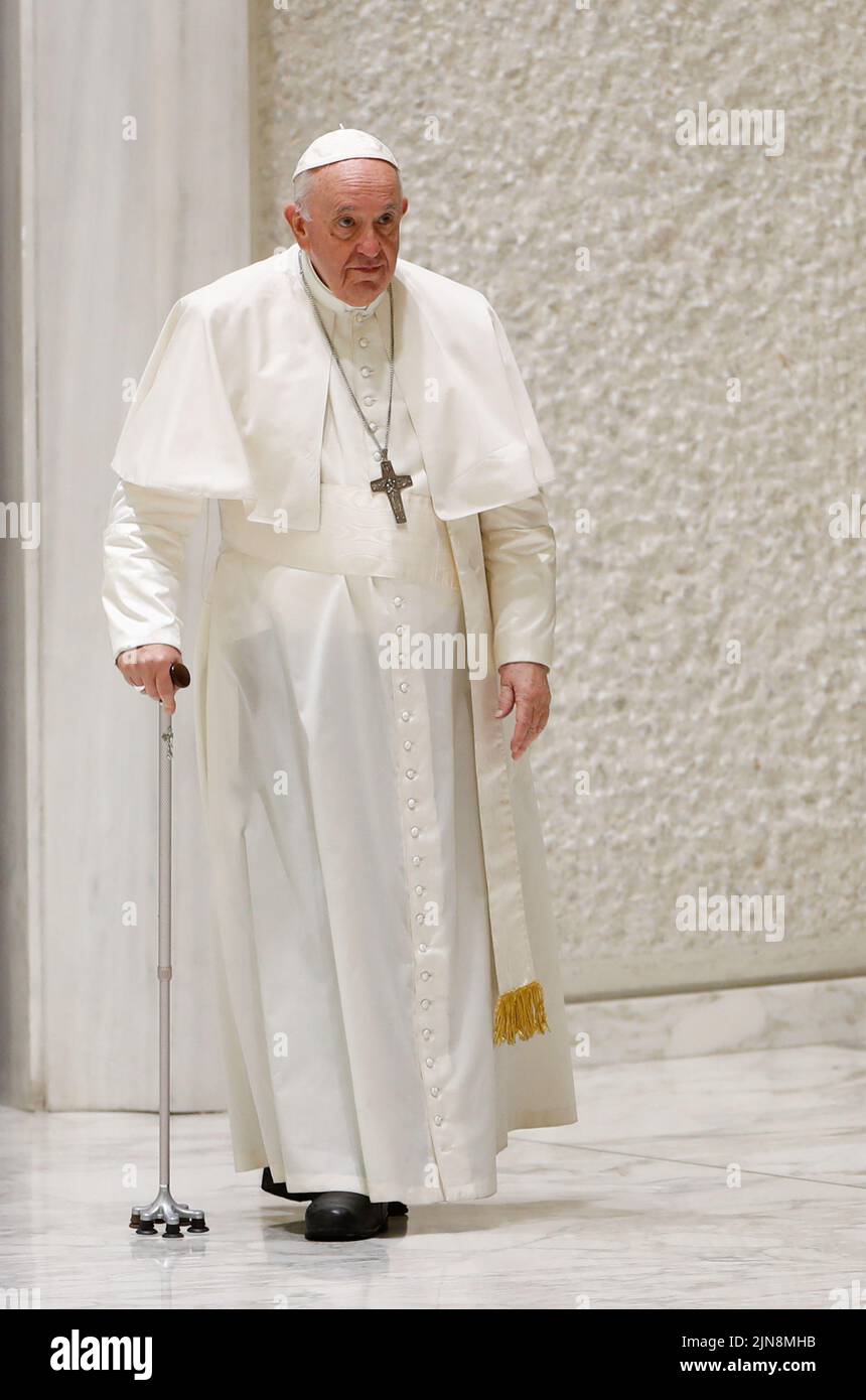 Le pape François arrive pour tenir l'audience générale hebdomadaire au Vatican, à 10 août 2022. REUTERS/Yara Nardi Banque D'Images