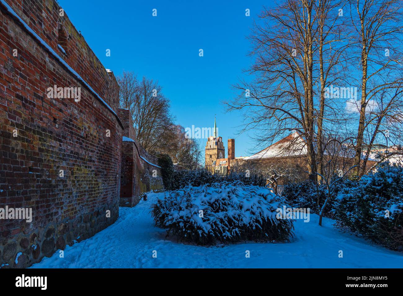 Vue sur la porte de la ville de Kropeliner Tor à Rostock, Allemagne. Banque D'Images